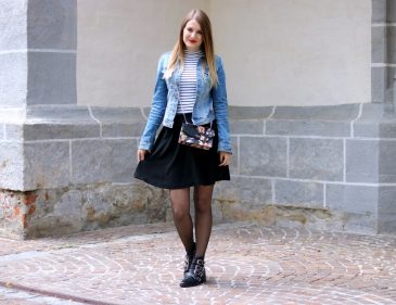 Die Jeansjacke kombinieren - Zeitlose Modeklassiker die in keinem Kleiderschrank fehlen dürfen - Styling Tipps - Outfit Inspiration - Fashion - Mode - Trends - Klassiker - Jeansjacke - Streifenshirt - Rock - Nieten Boots - Cross Body Bag - Fashionladyloves by Tamara Wagner - Fashion Blog - Mode Blog aus Graz Österreich