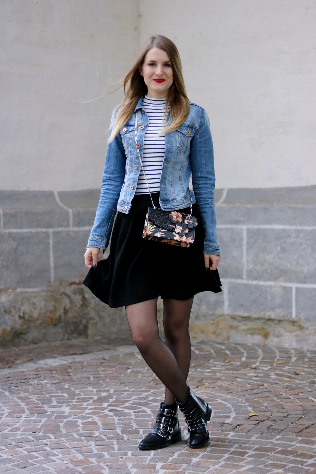 Die Jeansjacke kombinieren - Zeitlose Modeklassiker die in keinem Kleiderschrank fehlen dürfen - Styling Tipps - Outfit Inspiration - Fashion - Mode - Trends - Klassiker - Jeansjacke - Streifenshirt - Rock - Nieten Boots - Cross Body Bag - Fashionladyloves by Tamara Wagner - Fashion Blog - Mode Blog aus Graz Österreich 