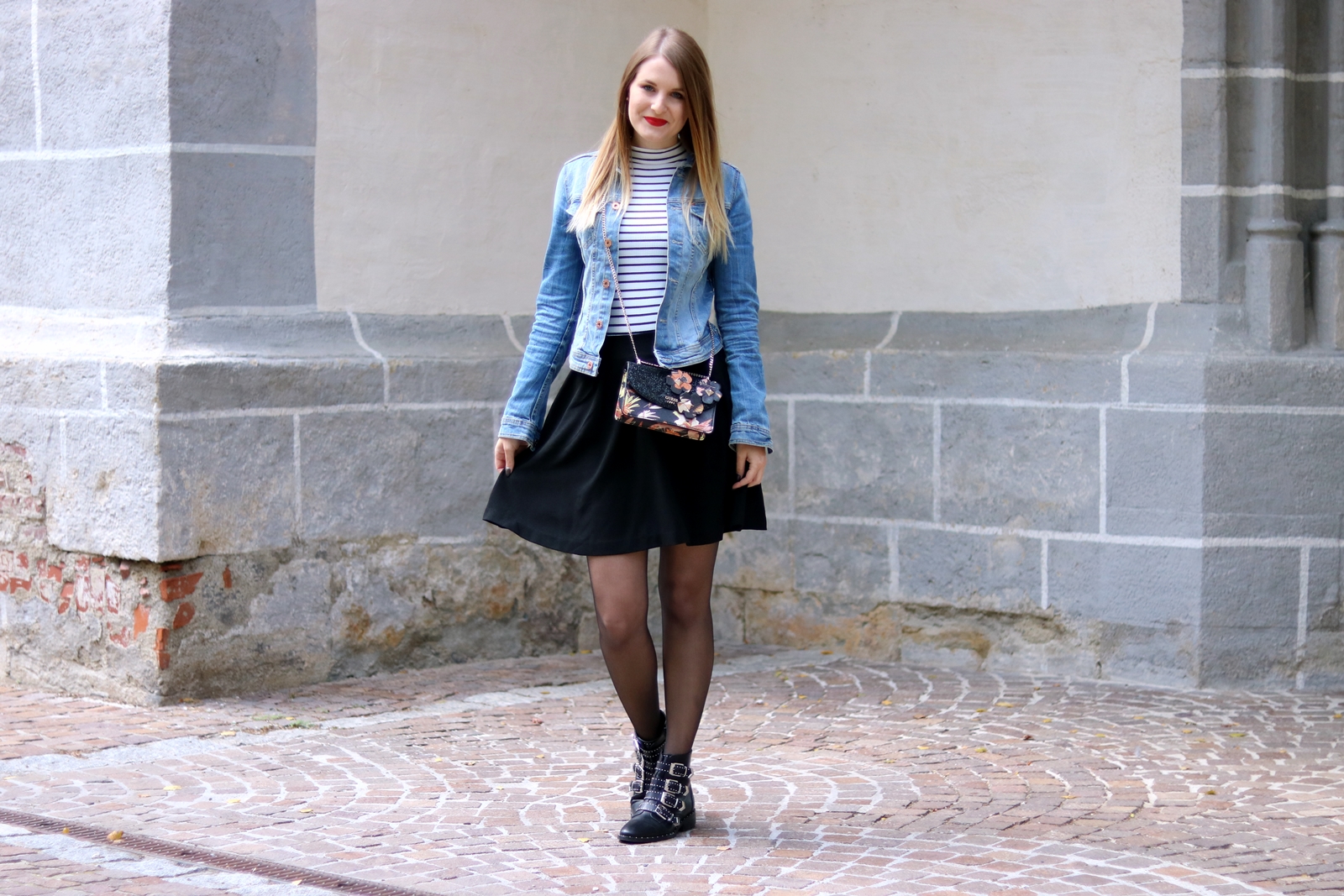 Die Jeansjacke kombinieren - Zeitlose Modeklassiker die in keinem Kleiderschrank fehlen dürfen - Styling Tipps - Outfit Inspiration - Fashion - Mode - Trends - Klassiker - Jeansjacke - Streifenshirt - Rock - Nieten Boots - Cross Body Bag - Fashionladyloves by Tamara Wagner - Fashion Blog - Mode Blog aus Graz Österreich