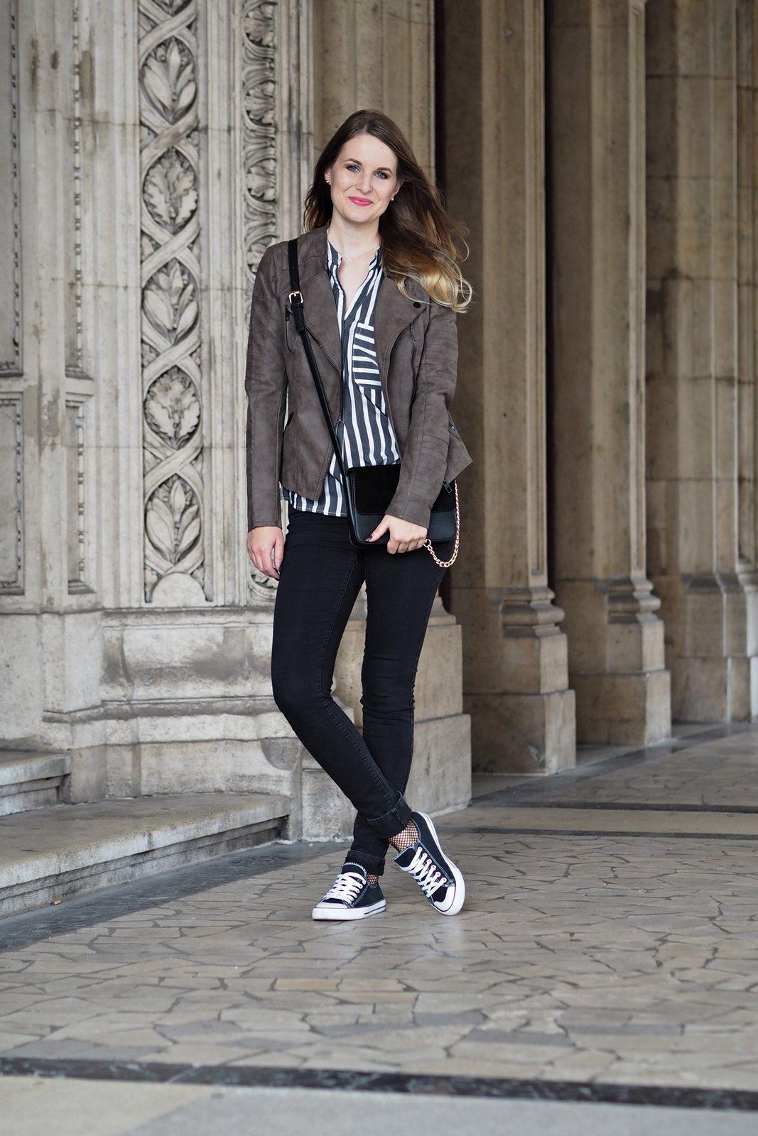 Herbst Outfit mit Streifenbluse für das Fashion Camp Vienna - Style - Street Style - Fashion - Mode - Trends - Kunstlederjacke - Bluse - Skinny Jeans - Chucks - Cross Body Bag - Fashionladyloves by Tamara Wagner - Fashion Blog - Mode Blog aus Graz Österreich