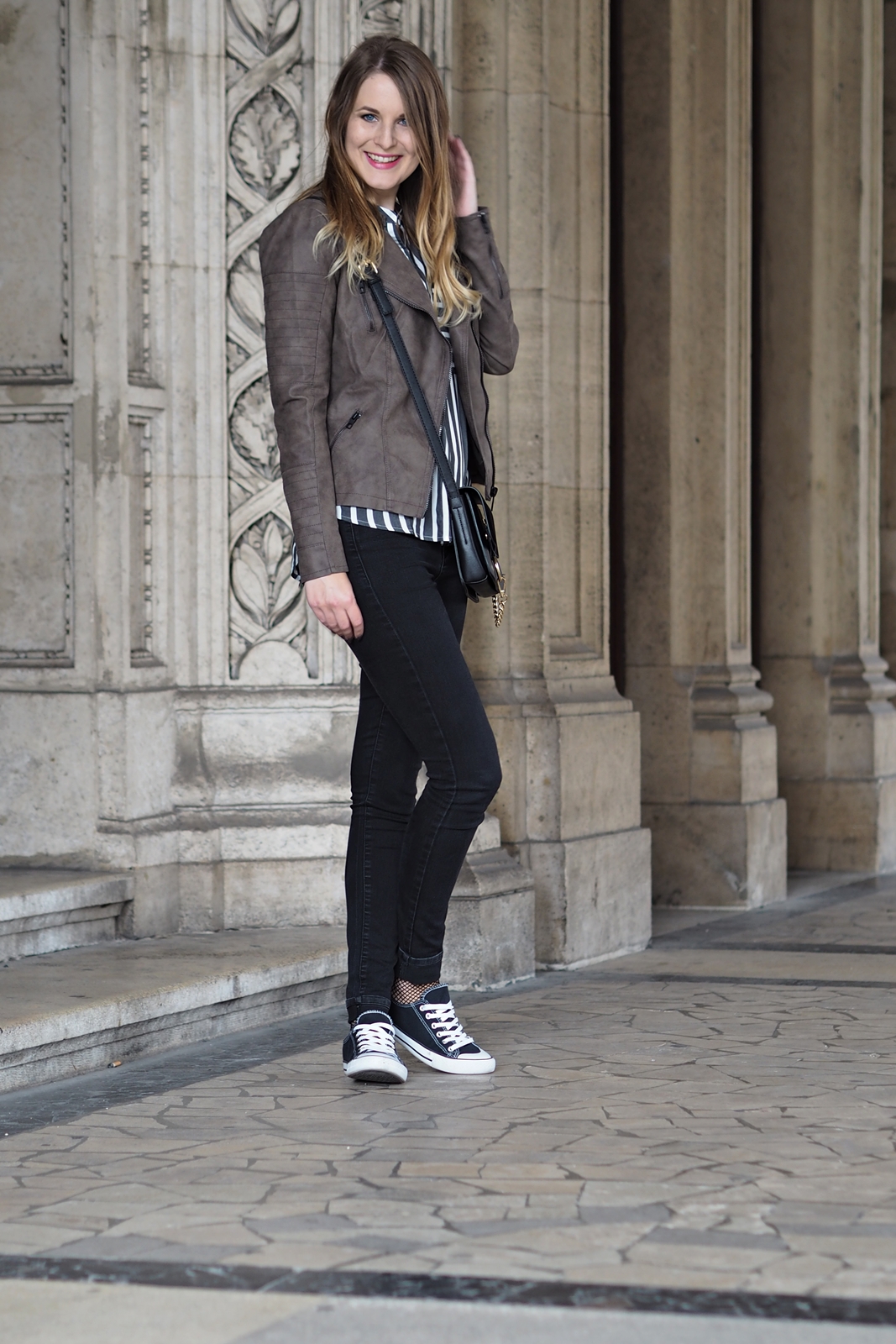 Herbst Outfit mit Streifenbluse für das Fashion Camp Vienna - Style - Street Style - Fashion - Mode - Trends - Kunstlederjacke - Bluse - Skinny Jeans - Chucks - Cross Body Bag - Fashionladyloves by Tamara Wagner - Fashion Blog - Mode Blog aus Graz Österreich