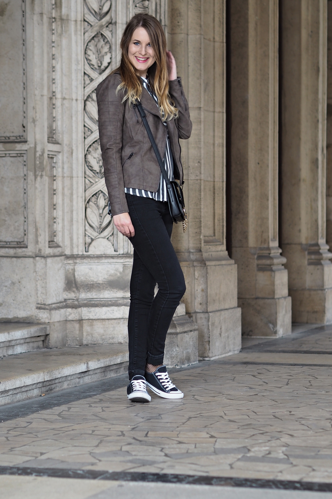 Herbst Outfit mit Streifenbluse für das Fashion Camp Vienna - Style - Street Style - Fashion - Mode - Trends - Kunstlederjacke - Bluse - Skinny Jeans - Chucks - Cross Body Bag - Fashionladyloves by Tamara Wagner - Fashion Blog - Mode Blog aus Graz Österreich