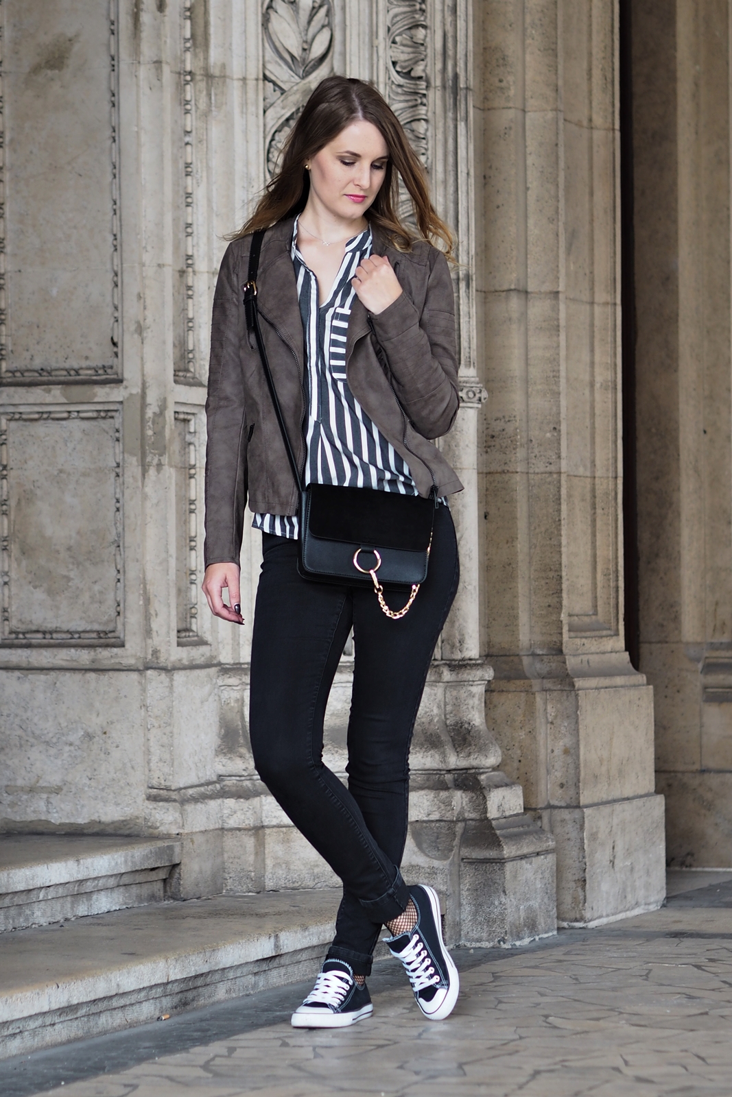 Herbst Outfit mit Streifenbluse für das Fashion Camp Vienna - Style - Street Style - Fashion - Mode - Trends - Kunstlederjacke - Bluse - Skinny Jeans - Chucks - Cross Body Bag - Fashionladyloves by Tamara Wagner - Fashion Blog - Mode Blog aus Graz Österreich