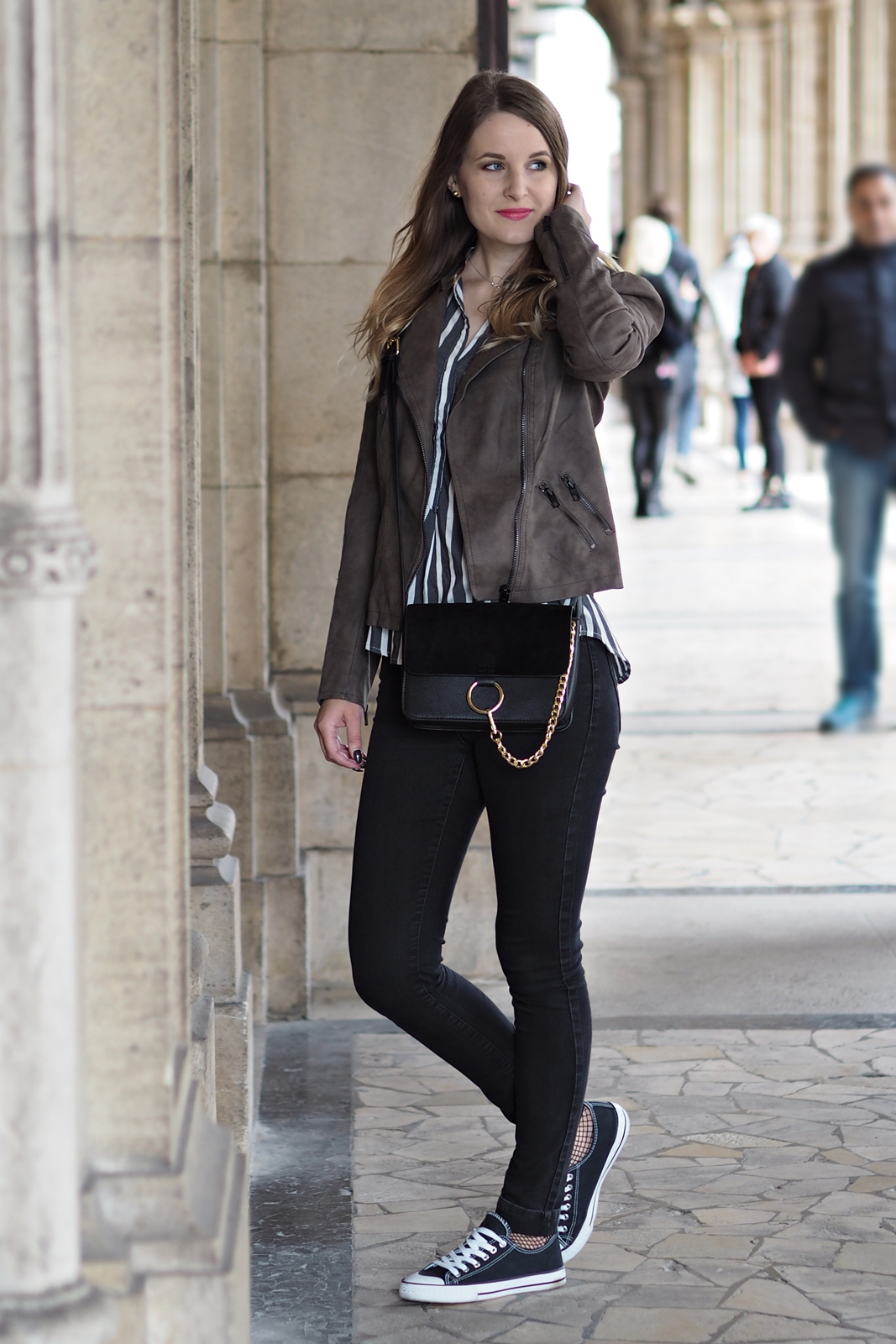 Herbst Outfit mit Streifenbluse für das Fashion Camp Vienna - Style - Street Style - Fashion - Mode - Trends - Kunstlederjacke - Bluse - Skinny Jeans - Chucks - Cross Body Bag - Fashionladyloves by Tamara Wagner - Fashion Blog - Mode Blog aus Graz Österreich