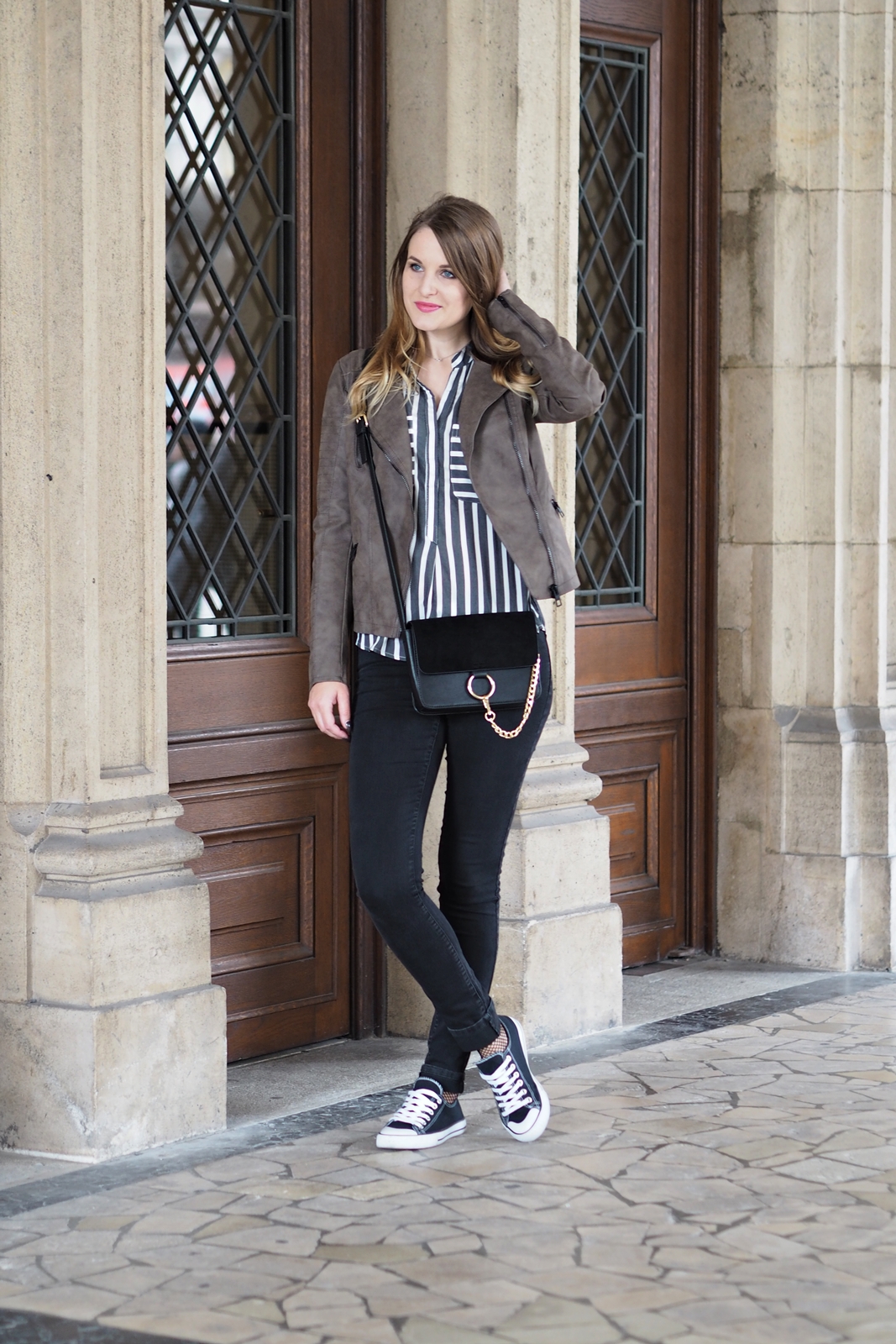 Herbst Outfit mit Streifenbluse für das Fashion Camp Vienna - Style - Street Style - Fashion - Mode - Trends - Kunstlederjacke - Bluse - Skinny Jeans - Chucks - Cross Body Bag - Fashionladyloves by Tamara Wagner - Fashion Blog - Mode Blog aus Graz Österreich