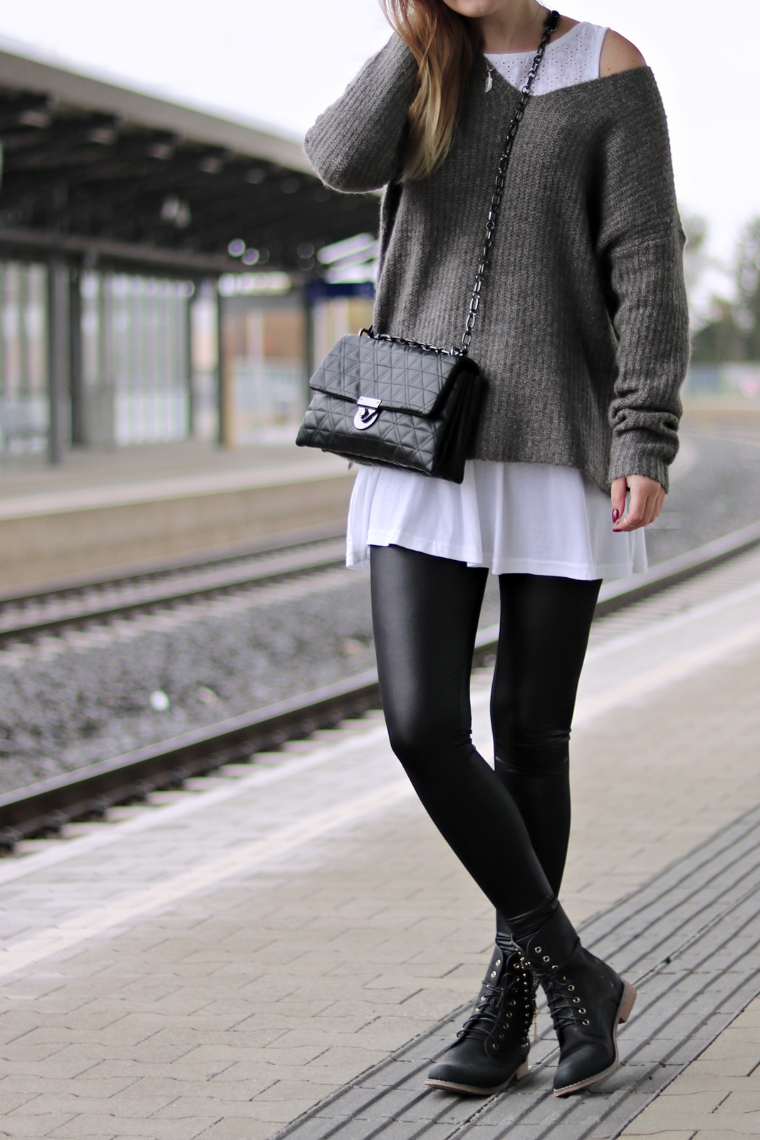 Lederleggings kombinieren - so stylst du diesen Herbst Trend - Modetrend - Herbst Kombination - Leggings Sweater Kleid - Layering Look - Cross Body Bag - Boots - Herbst Look - Fall Outfit - Style - Streetstyle - Mode - Fashionladyloves by Tamara Wagner - Mode Blog - Fashionblog - aus Graz Österreich