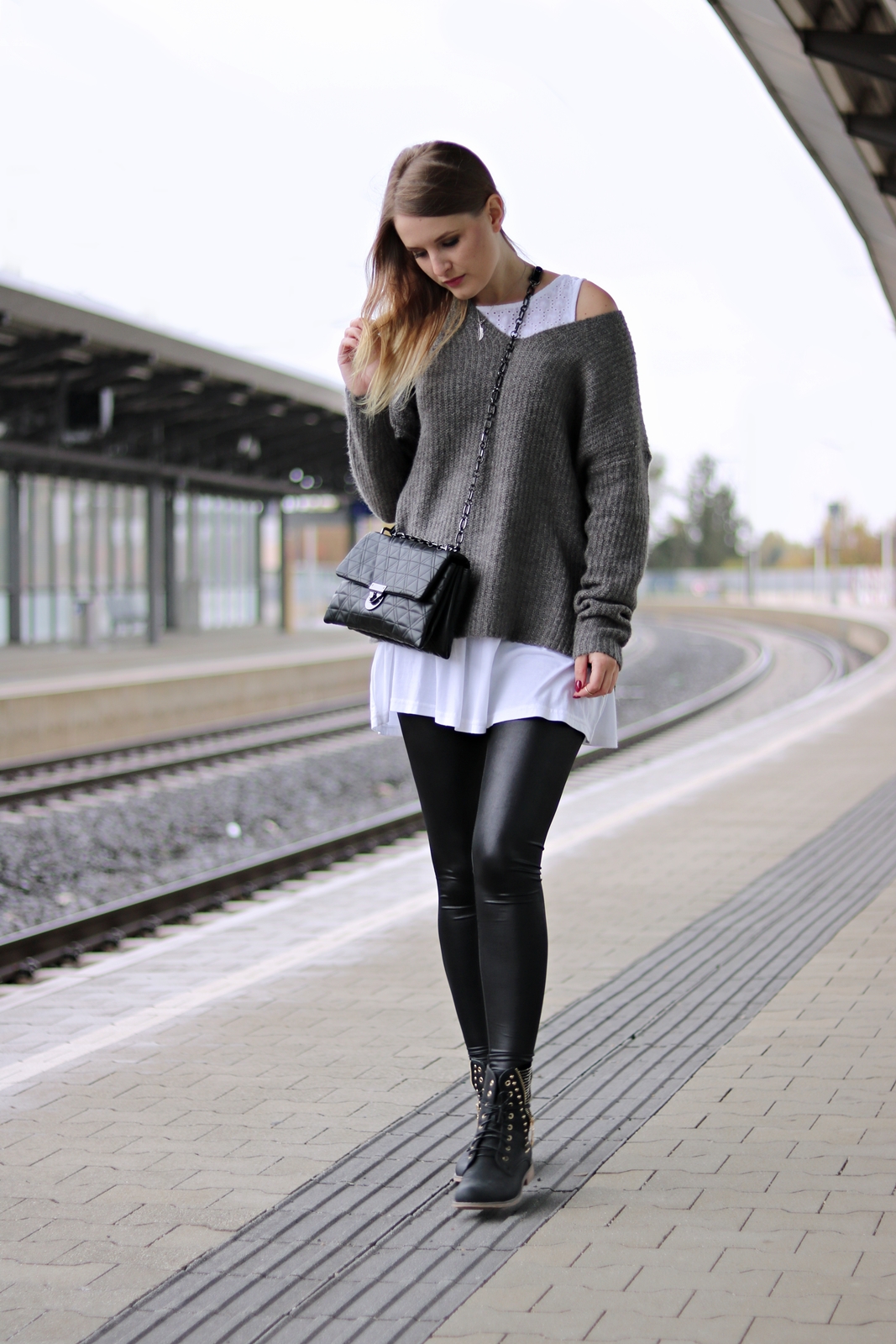 Lederleggings kombinieren - so stylst du diesen Herbst Trend - Modetrend - Herbst Kombination - Leggings Sweater Kleid - Layering Look - Cross Body Bag - Boots - Herbst Look - Fall Outfit - Style - Streetstyle - Mode - Fashionladyloves by Tamara Wagner - Mode Blog - Fashionblog - aus Graz Österreich