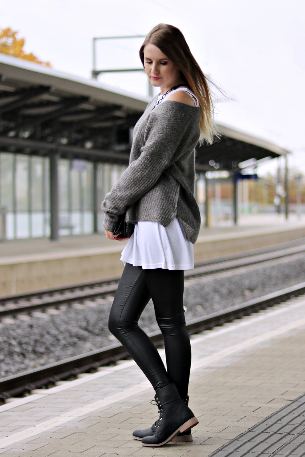 Lederleggings kombinieren - so stylst du diesen Herbst Trend - Modetrend - Herbst Kombination - Leggings Sweater Kleid - Layering Look - Cross Body Bag - Boots - Herbst Look - Fall Outfit - Style - Streetstyle - Mode - Fashionladyloves by Tamara Wagner - Mode Blog - Fashionblog - aus Graz Österreich