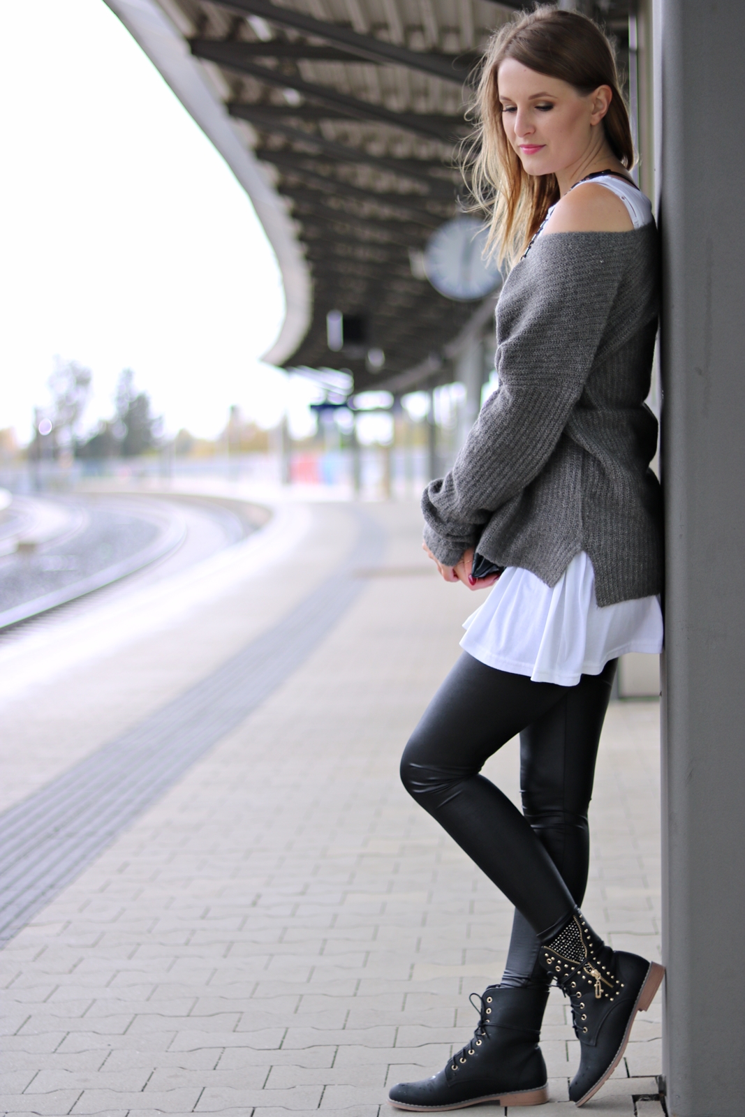 Lederleggings kombinieren - so stylst du diesen Herbst Trend - Modetrend - Herbst Kombination - Leggings Sweater Kleid - Layering Look - Cross Body Bag - Boots - Herbst Look - Fall Outfit - Style - Streetstyle - Mode - Fashionladyloves by Tamara Wagner - Mode Blog - Fashionblog - aus Graz Österreich