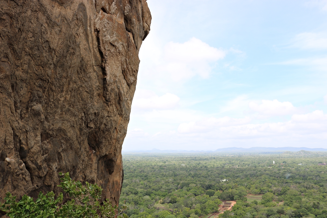 Sri Lanka Travel Guide - Aussicht vom Sigiriya Felsen während dem Aufstieg - Fashionladyloves by Tamara Wagner - Travel Blog