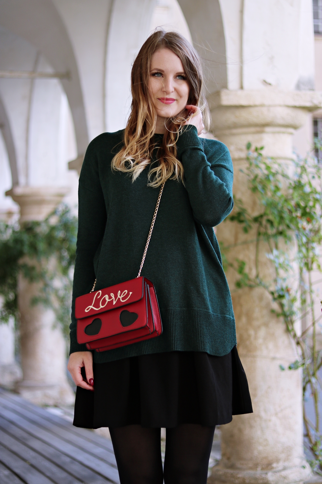 Die Statement Bag als Eyecatcher - Love Bag als Hingucker - Outfit mit Cross Body Bag, Pullover, Rock und Stiefeletten - Outfit Kombination im Herbst - auffällige Handtasche kombinieren - Love Bag - grünen Pulli kombinieren - Rock Kombination im Herbst - Herbst Outfit - Rock kombinieren - Street Style Look - Fashionladyloves by Tamara Wagner - Mode Blog, Fashion Blog aus Graz Österreich