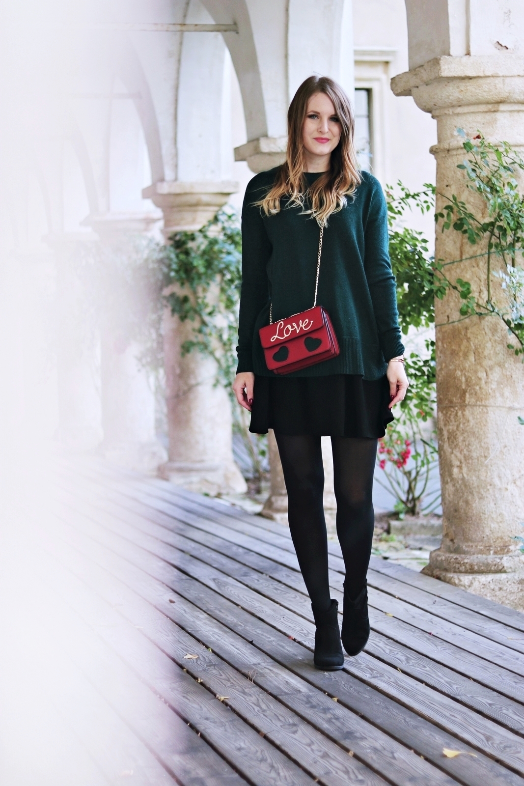 Die Statement Bag als Eyecatcher - Love Bag als Hingucker - Outfit mit Cross Body Bag, Pullover, Rock und Stiefeletten - Outfit Kombination im Herbst - auffällige Handtasche kombinieren - Love Bag - grünen Pulli kombinieren - Rock Kombination im Herbst - Herbst Outfit - Rock kombinieren - Street Style Look - Fashionladyloves by Tamara Wagner - Mode Blog, Fashion Blog aus Graz Österreich