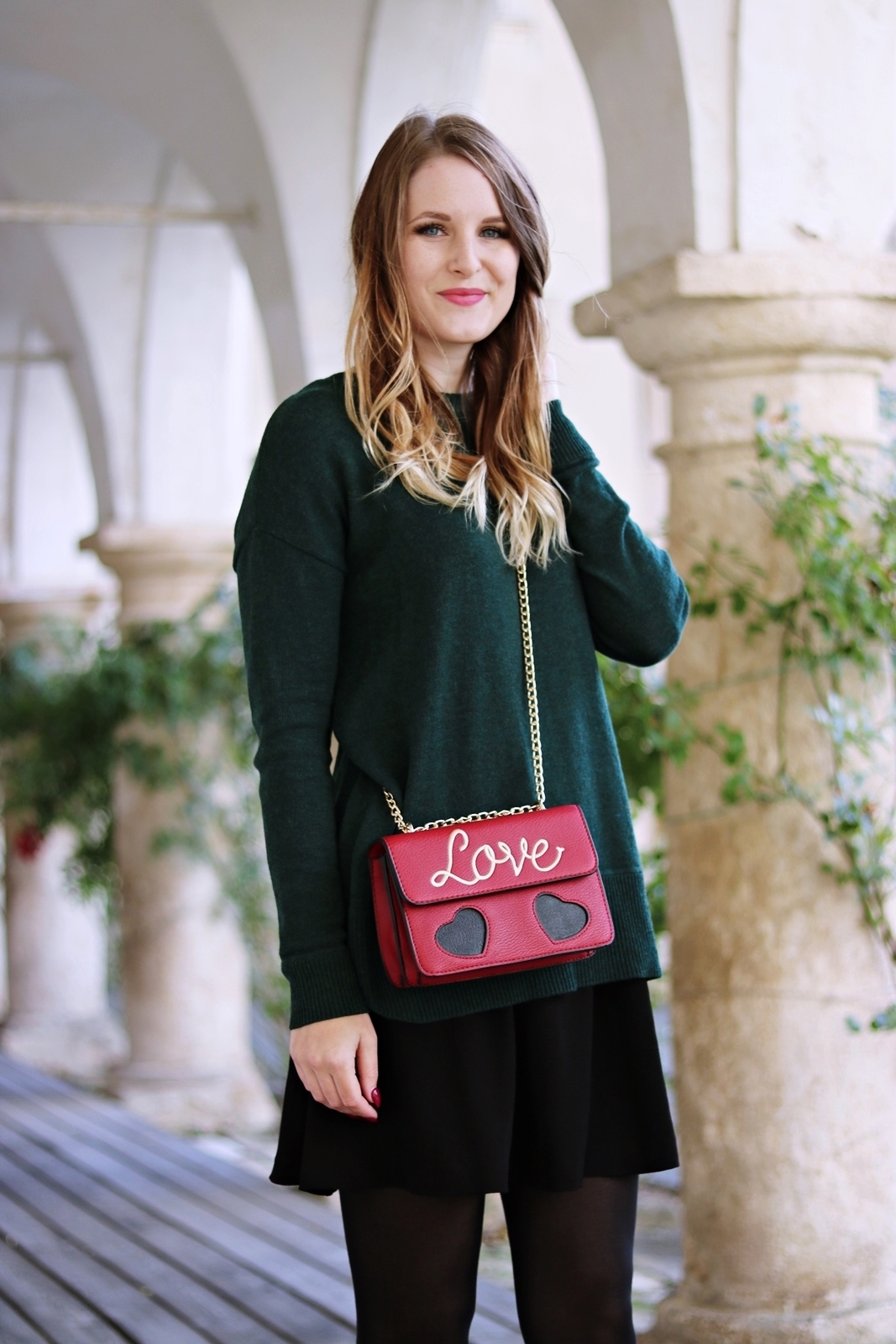 Die Statement Bag als Eyecatcher - Love Bag als Hingucker - Outfit mit Cross Body Bag, Pullover, Rock und Stiefeletten - Outfit Kombination im Herbst - auffällige Handtasche kombinieren - Love Bag - grünen Pulli kombinieren - Rock Kombination im Herbst - Herbst Outfit - Rock kombinieren - Street Style Look - Fashionladyloves by Tamara Wagner - Mode Blog, Fashion Blog aus Graz Österreich