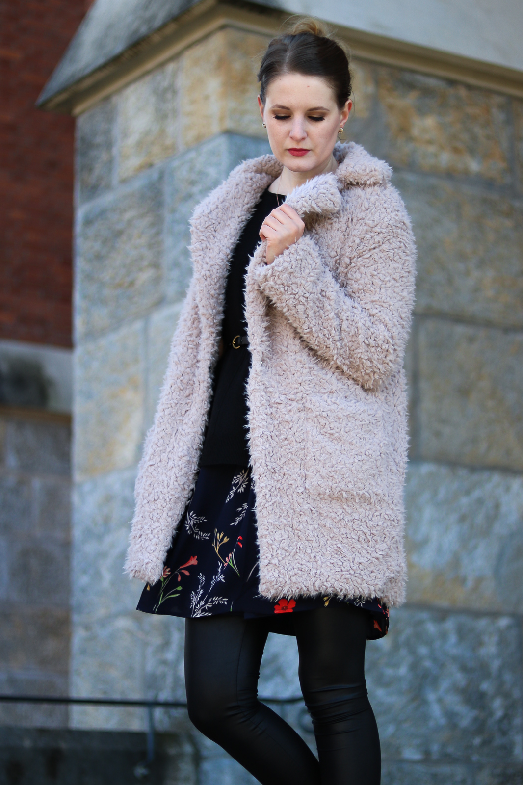 Der Teddy Coat - ein winterlicher Modetrend für jedermann - Mantel styling Idee - Teddy Coat kombinieren - flauschiger Mantel - Outfit mit Teddy Coat - Outfit Kleid im Winter - Mantel kombinieren - beiger Teddy Mantel - Streetstyle Kombination - gemütliches stylisches Outfit - Modetrend - alltagstauglicher Modetrend - Fashionladyloves by Tamara Wagner - Fashion Blog - Mode Blog aus Graz Österreich