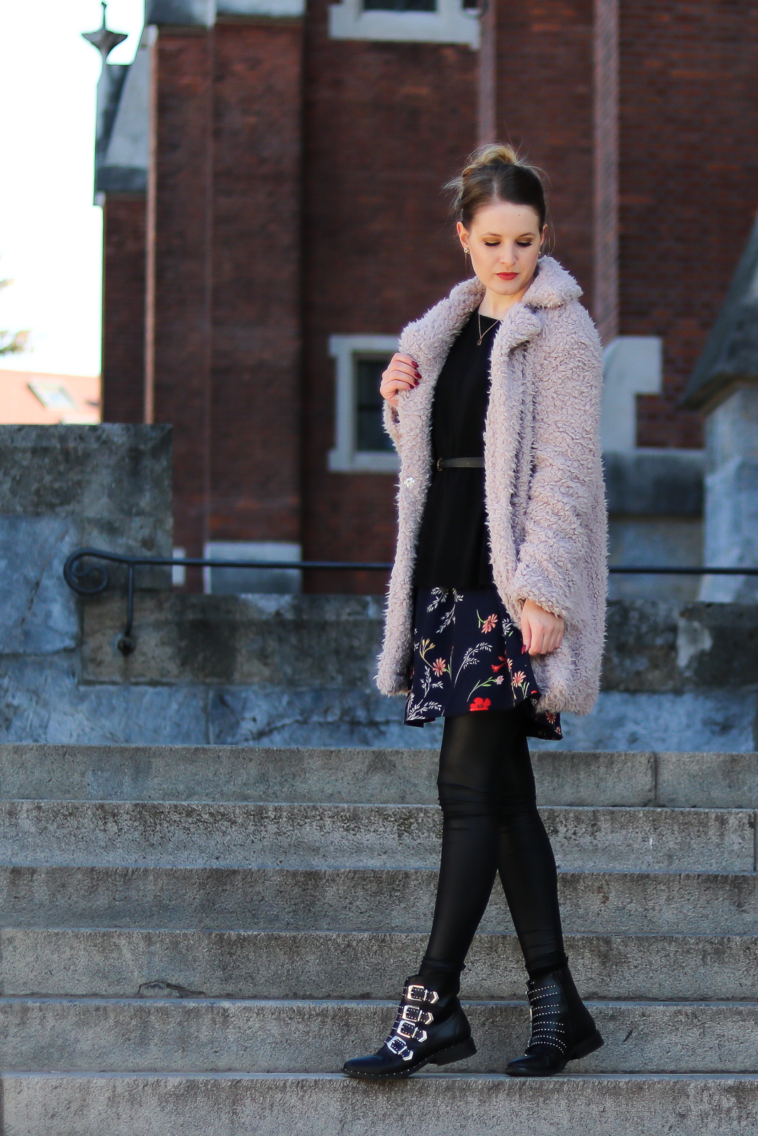 Der Teddy Coat - ein winterlicher Modetrend für jedermann - Mantel styling Idee - Teddy Coat kombinieren - flauschiger Mantel - Outfit mit Teddy Coat - Outfit Kleid im Winter - Mantel kombinieren - beiger Teddy Mantel - Streetstyle Kombination - gemütliches stylisches Outfit - Modetrend - alltagstauglicher Modetrend - Fashionladyloves by Tamara Wagner - Fashion Blog - Mode Blog aus Graz Österreich