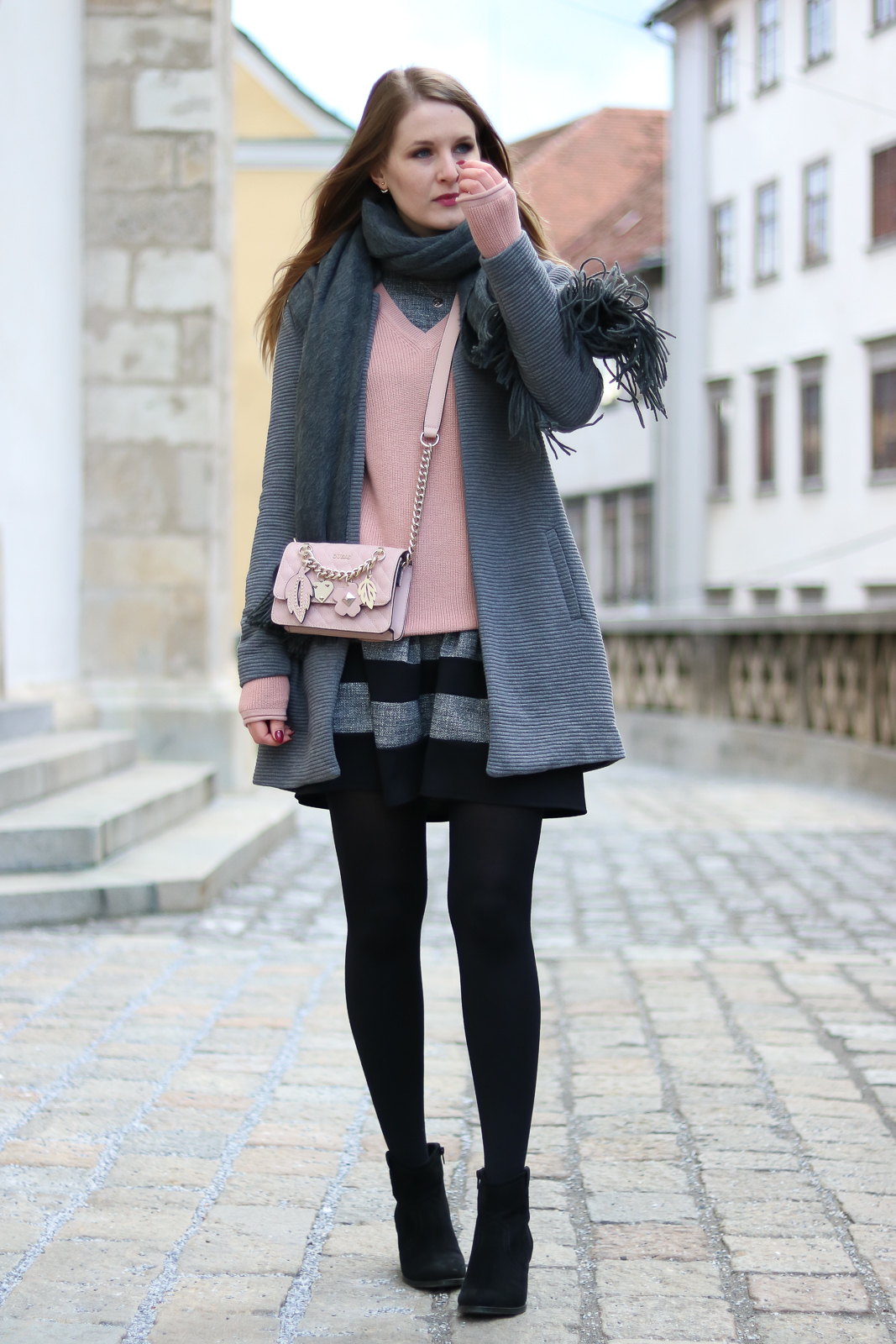 Kleider winterlich stylen - mit diesen Tricks gelingt es dir - Kleider im Winter tragen - Kleider kombinieren - graues Kleid Kombi - Kleid kombinieren - wie kombiniere ich ein kurzes Kleid im Winter - Kleid kombinieren Winter - graues Kleid stylen - welche Schuhe zu grauem Kleid - Layering Look mit Kleid - Layering Look Winter - Outfit - Trend - Grau-rosa Kombination - Rosa Pullover kombinieren - Fashionladyloves by Tamara Wagner - Fashion Blog - Mode Blog aus Graz Österreich