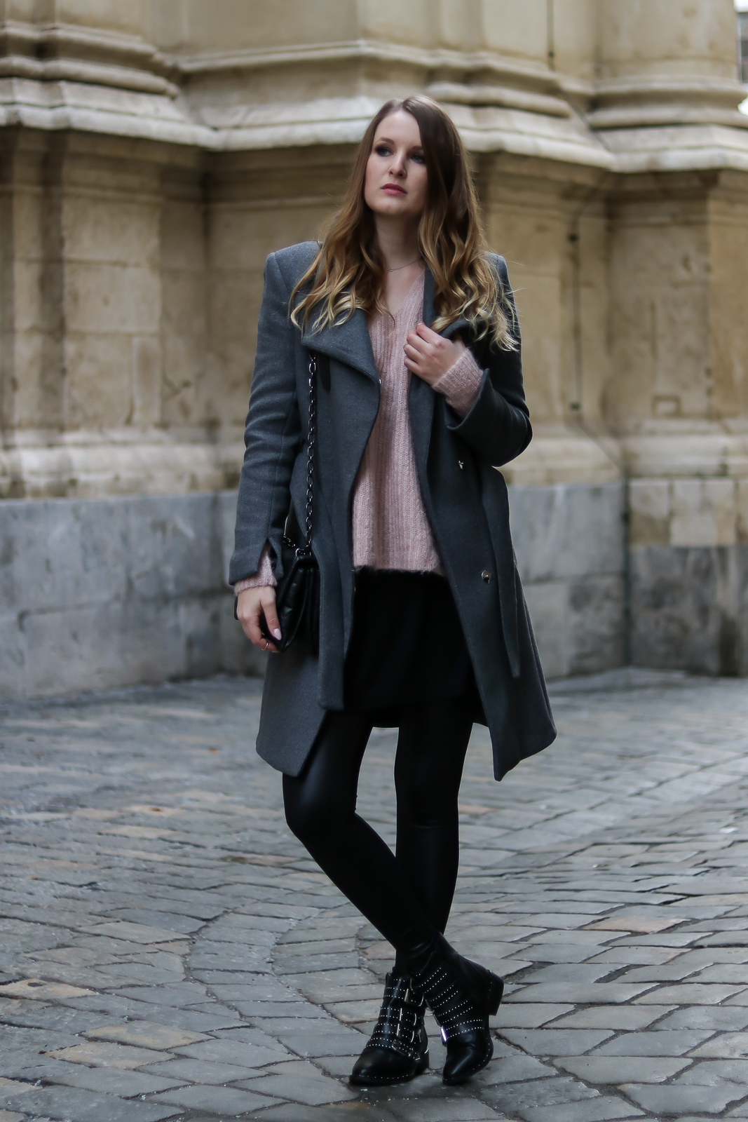 Layering Look - warm und stylish durch den Winter - Lagenlook kombinieren - grauen Mantel kombinieren - grauer Mantel kombination - Lederleggings - Kleid und Pullover - Rosa Grau Kombination - Lederleggings kombinieren - Outfit Ideen - Outfits - Mode Blog - Fashion Blog - Bloggerin aus Österreich - Style Magazin - Fashionladyloves by Tamara Wagner 