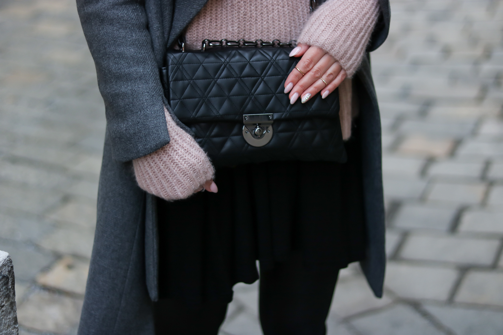 Layering Look - warm und stylish durch den Winter - Lagenlook kombinieren - grauen Mantel kombinieren - grauer Mantel kombination - Lederleggings - Kleid und Pullover - Rosa Grau Kombination - Lederleggings kombinieren - Outfit Ideen - Outfits - Mode Blog - Fashion Blog - Bloggerin aus Österreich - Style Magazin - Fashionladyloves by Tamara Wagner 