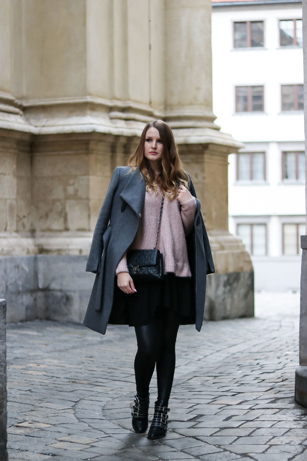 Layering Look - warm und stylish durch den Winter - Lagenlook kombinieren - grauen Mantel kombinieren - grauer Mantel kombination - Lederleggings - Kleid und Pullover - Rosa Grau Kombination - Lederleggings kombinieren - Outfit Ideen - Outfits - Mode Blog - Fashion Blog - Bloggerin aus Österreich - Style Magazin - Fashionladyloves by Tamara Wagner 