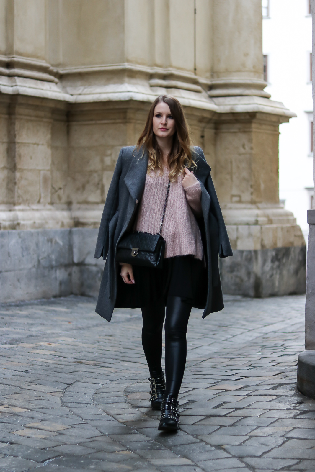 Layering Look - warm und stylish durch den Winter - Lagenlook kombinieren - grauen Mantel kombinieren - grauer Mantel kombination - Lederleggings - Kleid und Pullover - Rosa Grau Kombination - Lederleggings kombinieren - Outfit Ideen - Outfits - Mode Blog - Fashion Blog - Bloggerin aus Österreich - Style Magazin - Fashionladyloves by Tamara Wagner 