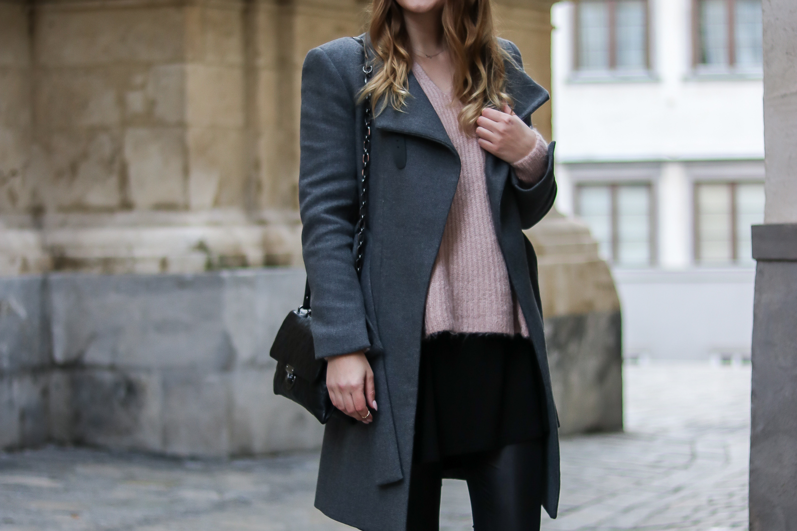 Layering Look - warm und stylish durch den Winter - Lagenlook kombinieren - grauen Mantel kombinieren - grauer Mantel kombination - Lederleggings - Kleid und Pullover - Rosa Grau Kombination - Lederleggings kombinieren - Outfit Ideen - Outfits - Mode Blog - Fashion Blog - Bloggerin aus Österreich - Style Magazin - Fashionladyloves by Tamara Wagner