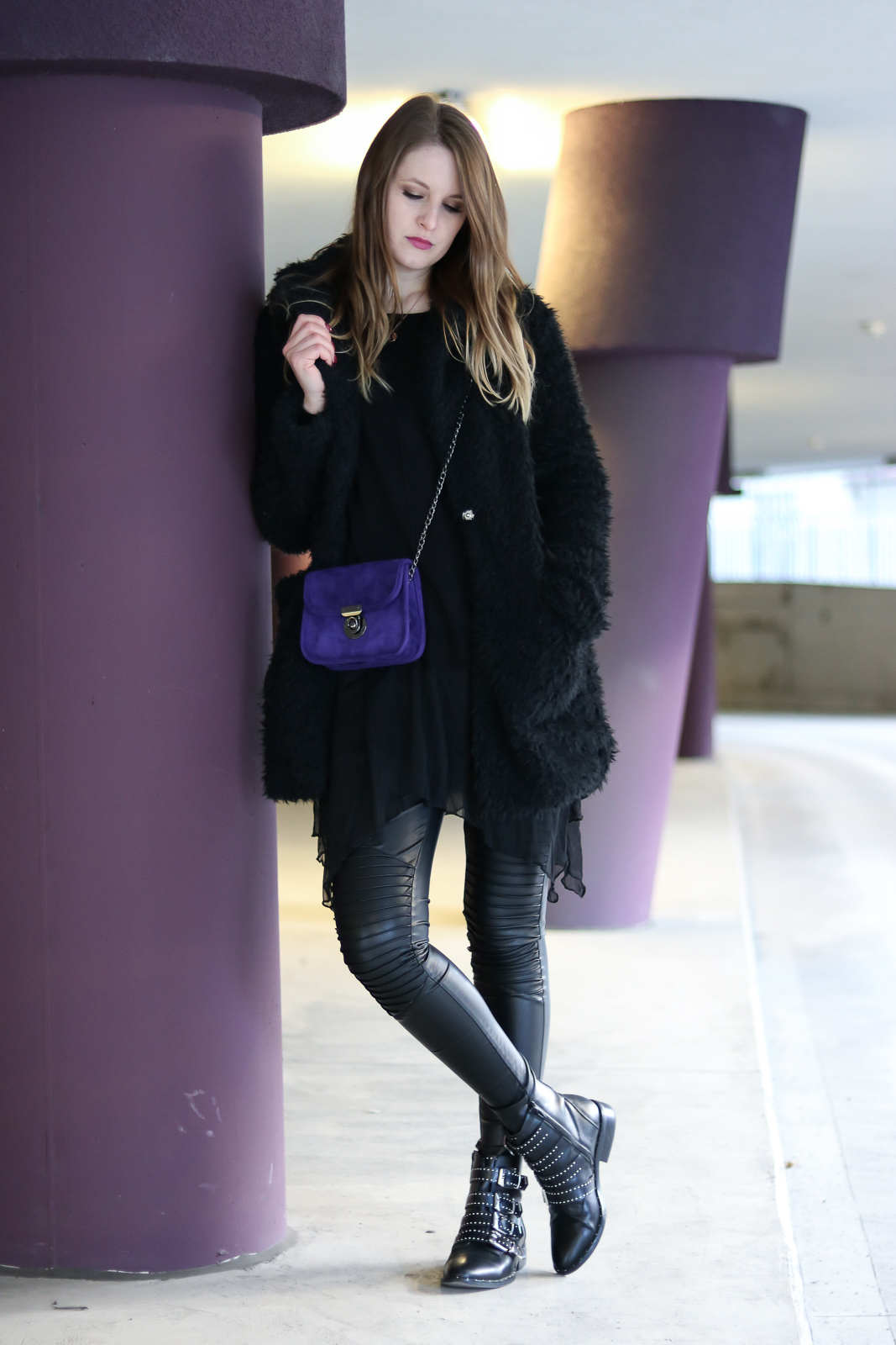 All Black trifft auf Ultra Violet - Outfit mit der Trendfarbe des Jahres - Ultra Violet kombinieren - Outfit mit Lederleggings Teddy Coat und Boots - Ultra Violet Kombination - Trendfarbe kombinieren - All Black Look - Fashionladyloves by Tamara Wagner - Fashion Blog - Mode Bloggerin aus Graz Österreich