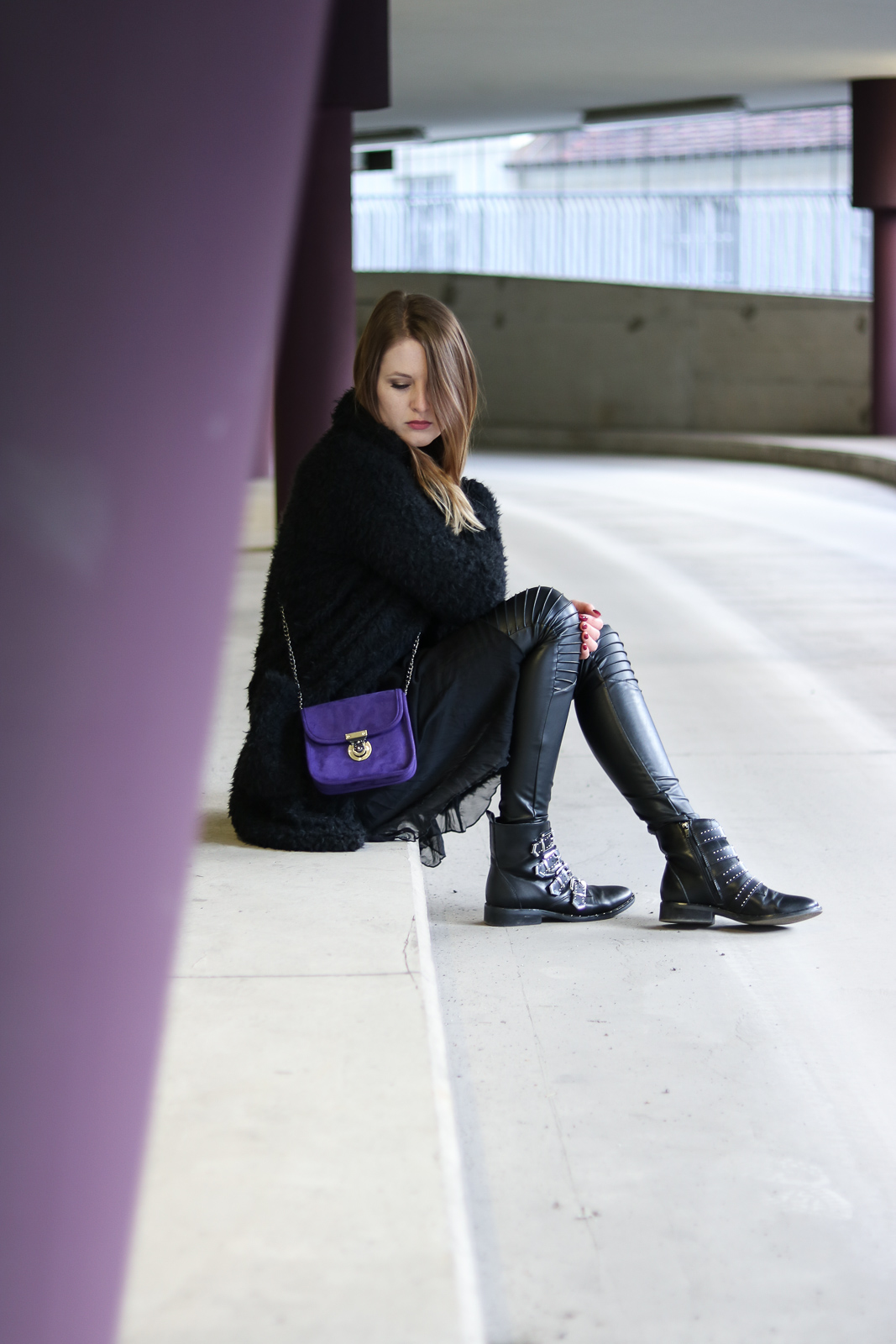 All Black trifft auf Ultra Violet - Outfit mit der Trendfarbe des Jahres - Ultra Violet kombinieren - Outfit mit Lederleggings Teddy Coat und Boots - Ultra Violet Kombination - Trendfarbe kombinieren - All Black Look - Fashionladyloves by Tamara Wagner - Fashion Blog - Mode Bloggerin aus Graz Österreich