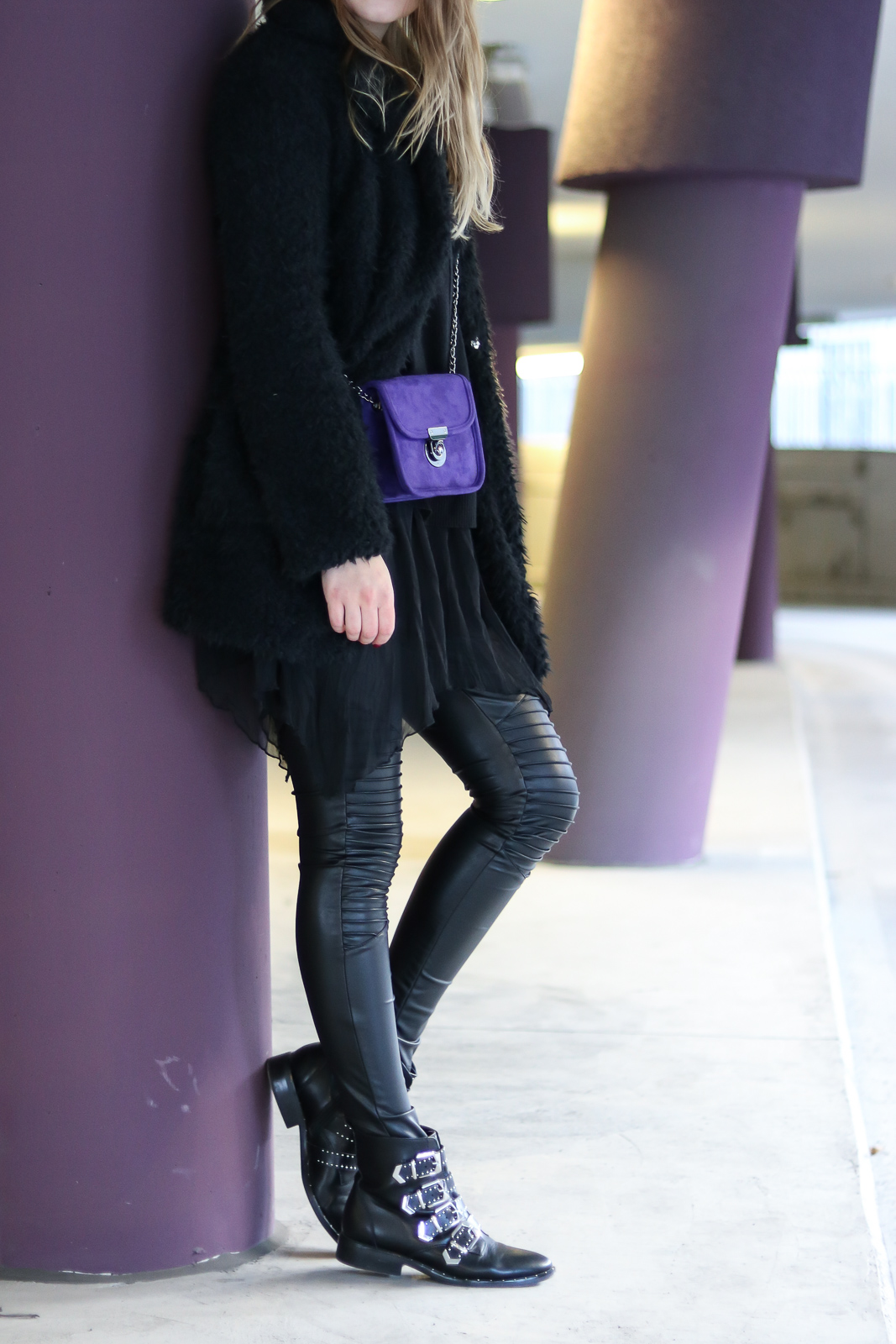 All Black trifft auf Ultra Violet - Outfit mit der Trendfarbe des Jahres - Ultra Violet kombinieren - Outfit mit Lederleggings Teddy Coat und Boots - Ultra Violet Kombination - Trendfarbe kombinieren - All Black Look - Fashionladyloves by Tamara Wagner - Fashion Blog - Mode Bloggerin aus Graz Österreich