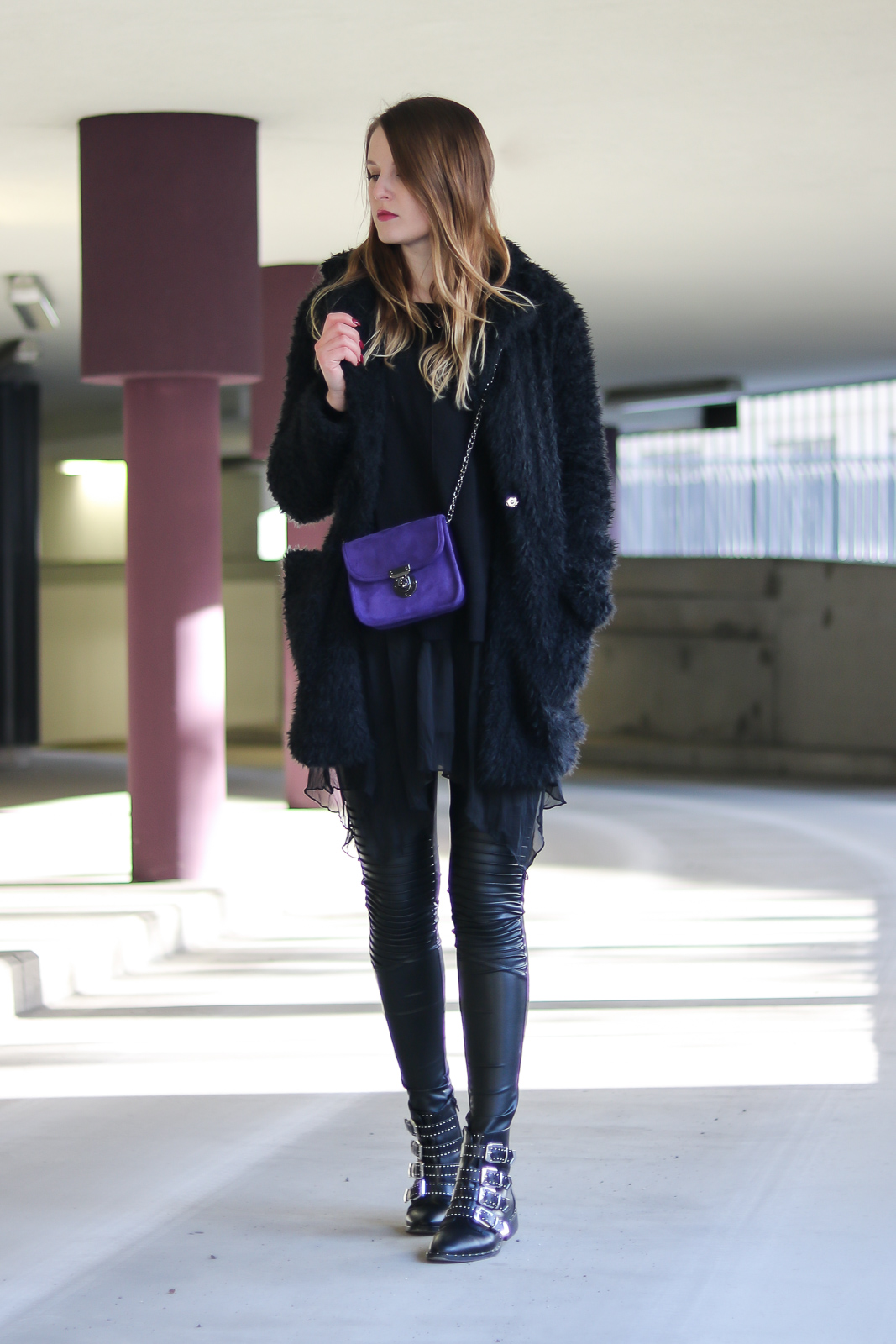 All Black trifft auf Ultra Violet - Outfit mit der Trendfarbe des Jahres - Ultra Violet kombinieren - Outfit mit Lederleggings Teddy Coat und Boots - Ultra Violet Kombination - Trendfarbe kombinieren - All Black Look - Fashionladyloves by Tamara Wagner - Fashion Blog - Mode Bloggerin aus Graz Österreich