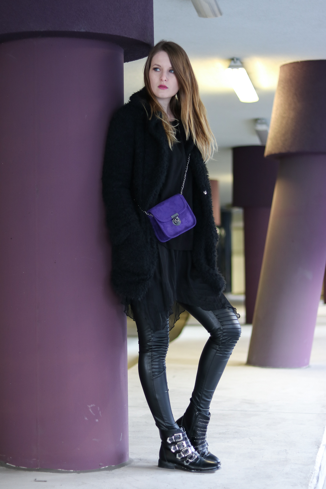 All Black trifft auf Ultra Violet - Outfit mit der Trendfarbe des Jahres - Ultra Violet kombinieren - Outfit mit Lederleggings Teddy Coat und Boots - Ultra Violet Kombination - Trendfarbe kombinieren - All Black Look - Fashionladyloves by Tamara Wagner - Fashion Blog - Mode Bloggerin aus Graz Österreich