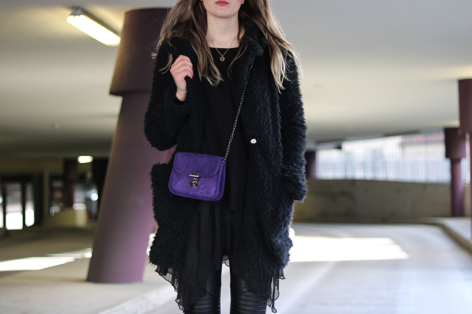 All Black trifft auf Ultra Violet - Outfit mit der Trendfarbe des Jahres - Ultra Violet kombinieren - Outfit mit Lederleggings Teddy Coat und Boots - Ultra Violet Kombination - Trendfarbe kombinieren - All Black Look - Fashionladyloves by Tamara Wagner - Fashion Blog - Mode Bloggerin aus Graz Österreich