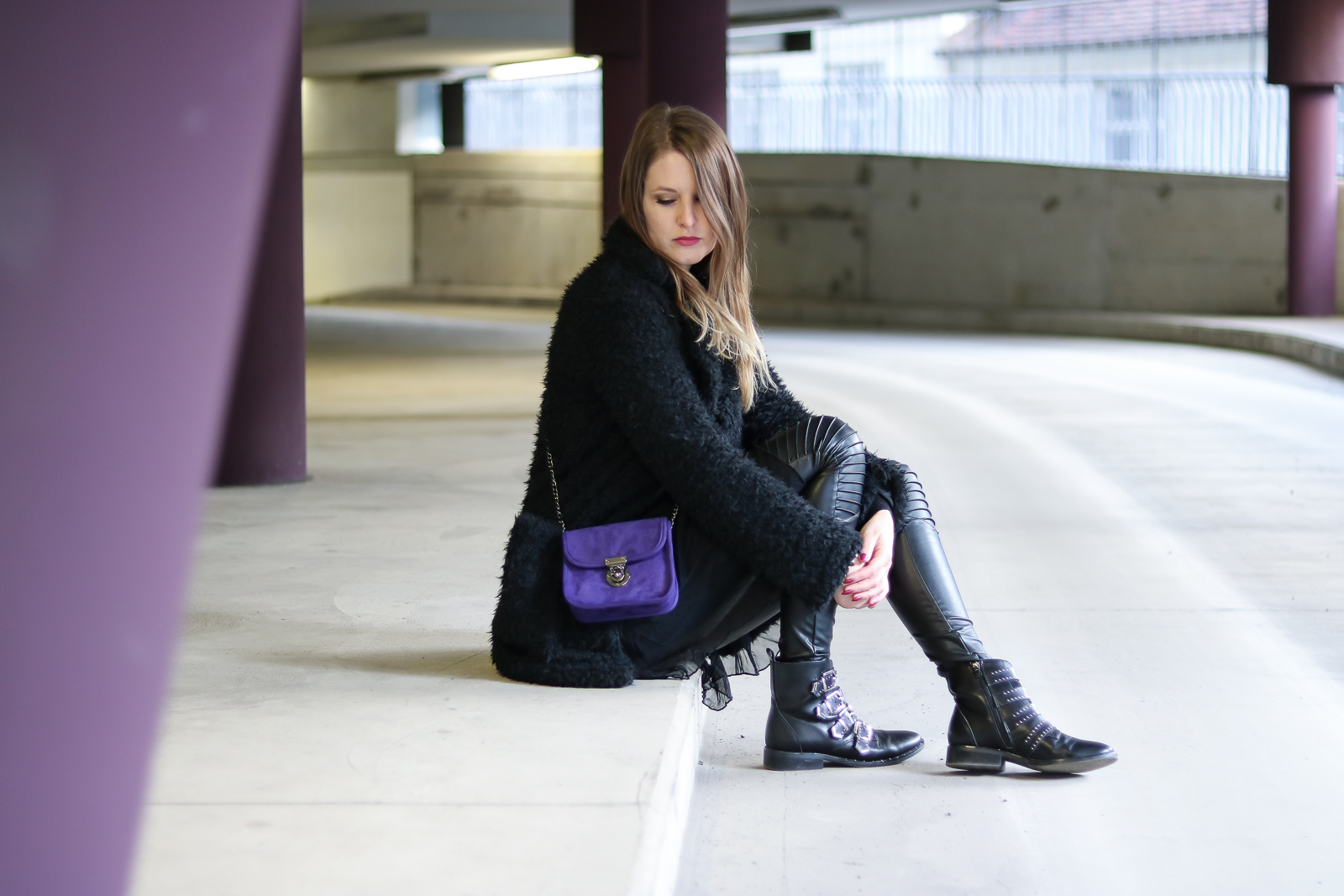 All Black trifft auf Ultra Violet - Outfit mit der Trendfarbe des Jahres - Ultra Violet kombinieren - Outfit mit Lederleggings Teddy Coat und Boots - Ultra Violet Kombination - Trendfarbe kombinieren - All Black Look - Fashionladyloves by Tamara Wagner - Fashion Blog - Mode Bloggerin aus Graz Österreich