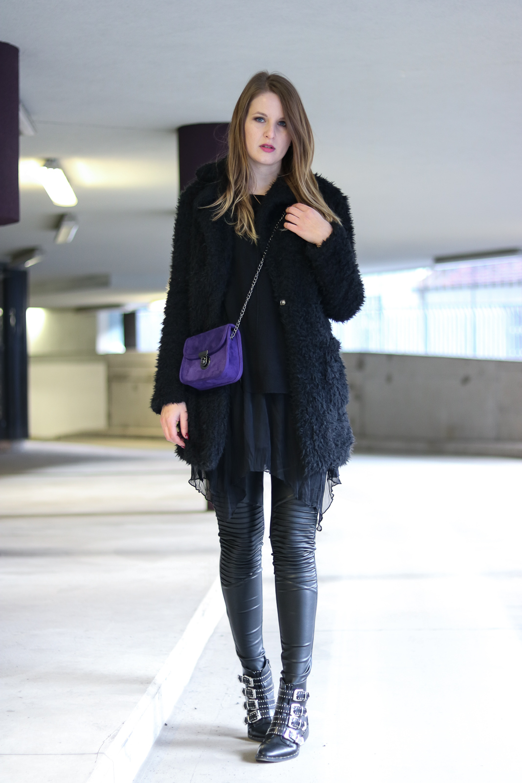 All Black trifft auf Ultra Violet - Outfit mit der Trendfarbe des Jahres - Ultra Violet kombinieren - Outfit mit Lederleggings Teddy Coat und Boots - Ultra Violet Kombination - Trendfarbe kombinieren - All Black Look - Fashionladyloves by Tamara Wagner - Fashion Blog - Mode Bloggerin aus Graz Österreich