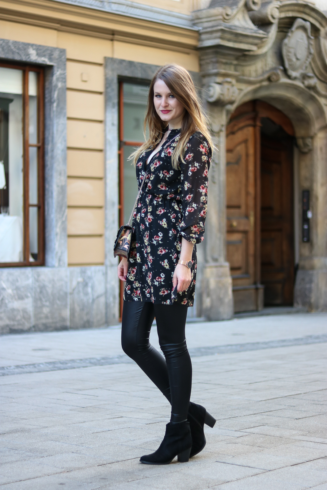 All about Flowers - Blumenkleid im Winter - Schwarzes Kleid mit Blumen winterlich kombinieren - Kleid mit Blumenprint im Winter tragen - Outfit - Look - Trend - Style - Kleid Lederleggings und Teddy Coat - Winter Outfit - Winter Style - Fashionladyloves by Tamara Wagner - Fashion Blog - Mode Blog aus Graz Österreich