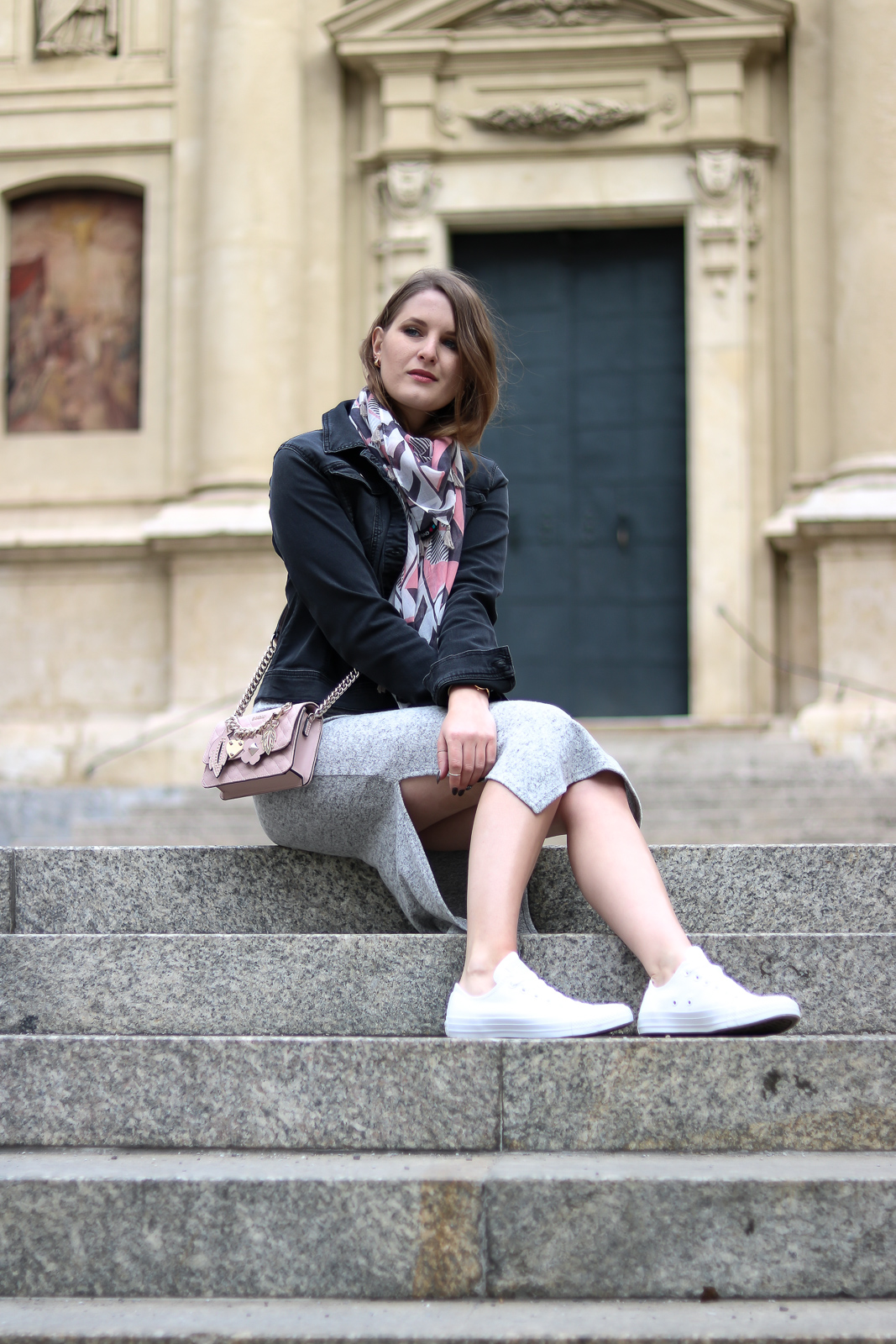 Ready for Spring - Midikleid und Sneakers - Frühlingslook mit grauem Strickkleid und weißen Converse und schwarzer Jeansjacke und rosa Guess Tasche - Fashionladyloves by Tamara Wagner - Fashion Blog - Mode Blog aus Graz Österreich