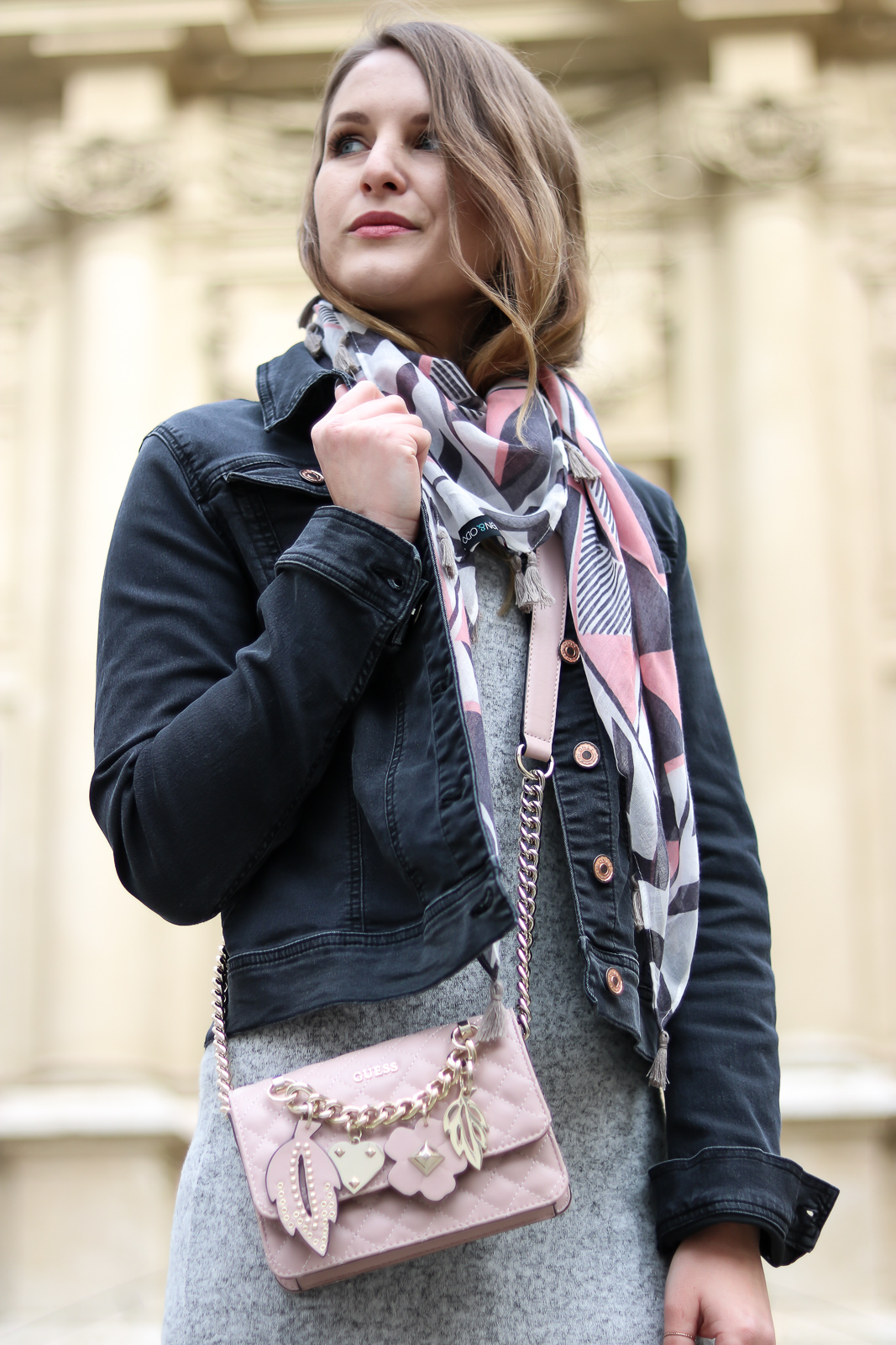 Ready for Spring - Midikleid und Sneakers - Frühlingslook mit grauem Strickkleid und weißen Converse und schwarzer Jeansjacke und rosa Guess Tasche - Fashionladyloves by Tamara Wagner - Fashion Blog - Mode Blog aus Graz Österreich