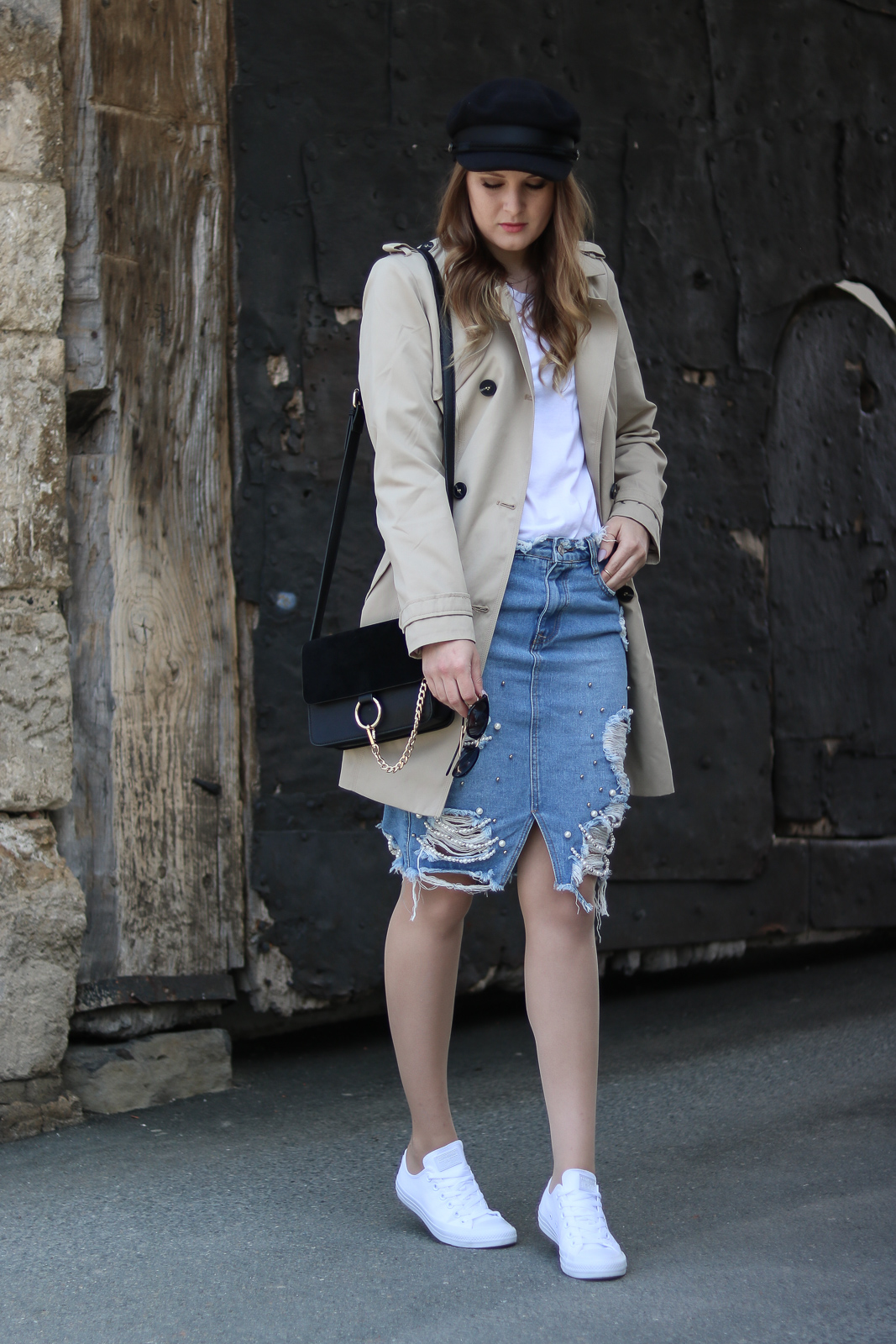 Der Trenchcoat - Zeitlose Modeklassiker - Trenchcoat und Baker Boy Hat kombinieren - Parisian Chic - Frühlings Kombination - frühlingshafte Outfit Kombination mit Jeansrock, weißem Shirt, Baker Boy Hat und Trenchcoat - Modetipps - Kombinationsmöglichkeiten - Fashionladyloves by Tamara Wagner - Fashion Blog - Mode Blog aus Graz Österreich 