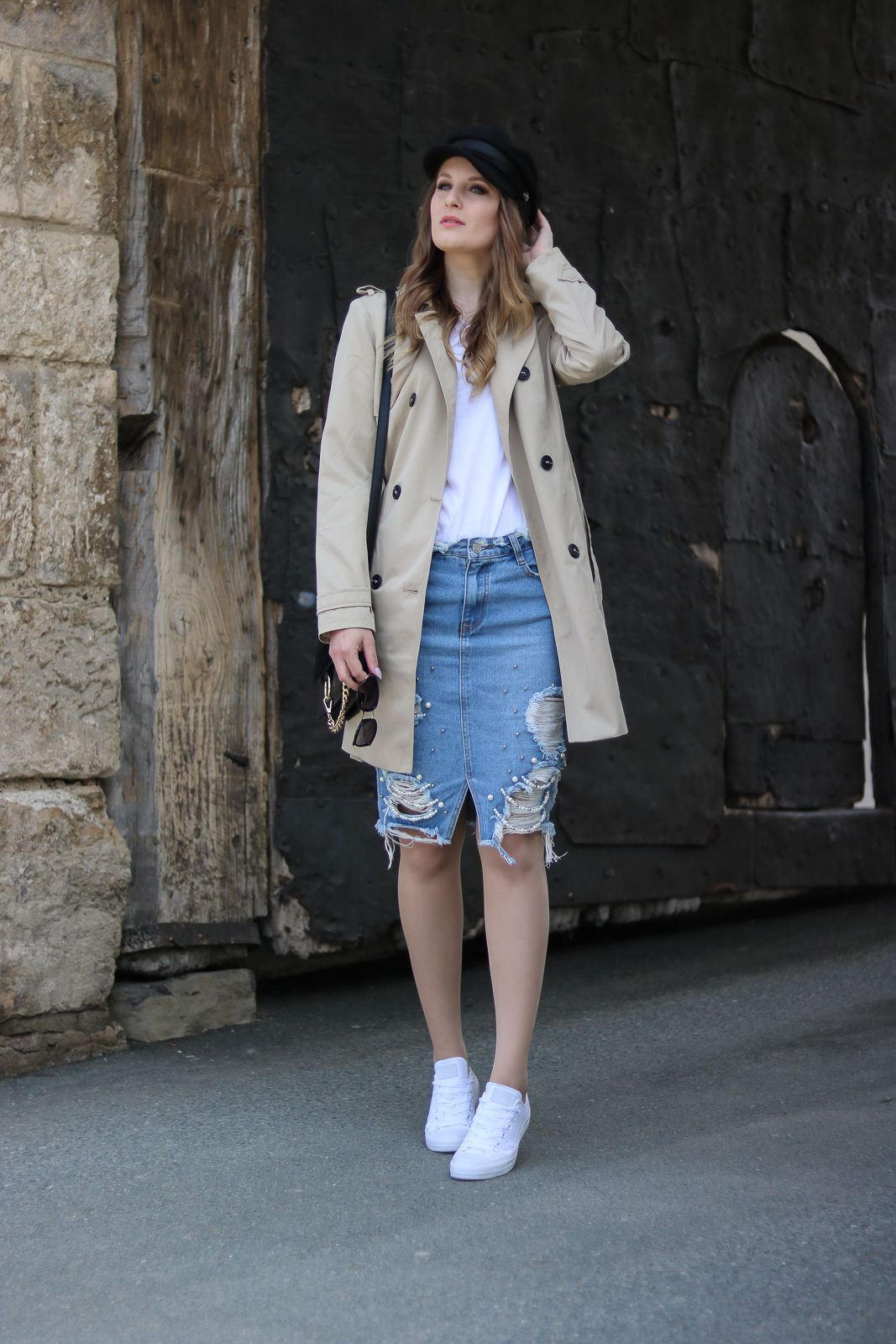Der Trenchcoat - Zeitlose Modeklassiker - Trenchcoat und Baker Boy Hat kombinieren - Parisian Chic - Frühlings Kombination - frühlingshafte Outfit Kombination mit Jeansrock, weißem Shirt, Baker Boy Hat und Trenchcoat - Modetipps - Kombinationsmöglichkeiten - Fashionladyloves by Tamara Wagner - Fashion Blog - Mode Blog aus Graz Österreich 