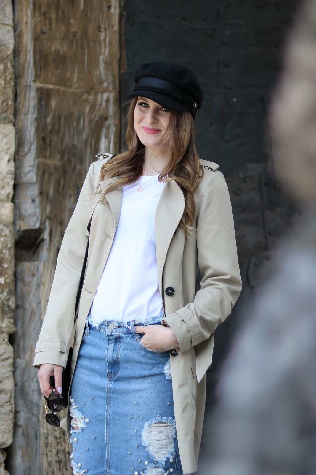 Der Trenchcoat - Zeitlose Modeklassiker - Trenchcoat und Baker Boy Hat kombinieren - Parisian Chic - Frühlings Kombination - frühlingshafte Outfit Kombination mit Jeansrock, weißem Shirt, Baker Boy Hat und Trenchcoat - Modetipps - Kombinationsmöglichkeiten - Fashionladyloves by Tamara Wagner - Fashion Blog - Mode Blog aus Graz Österreich 
