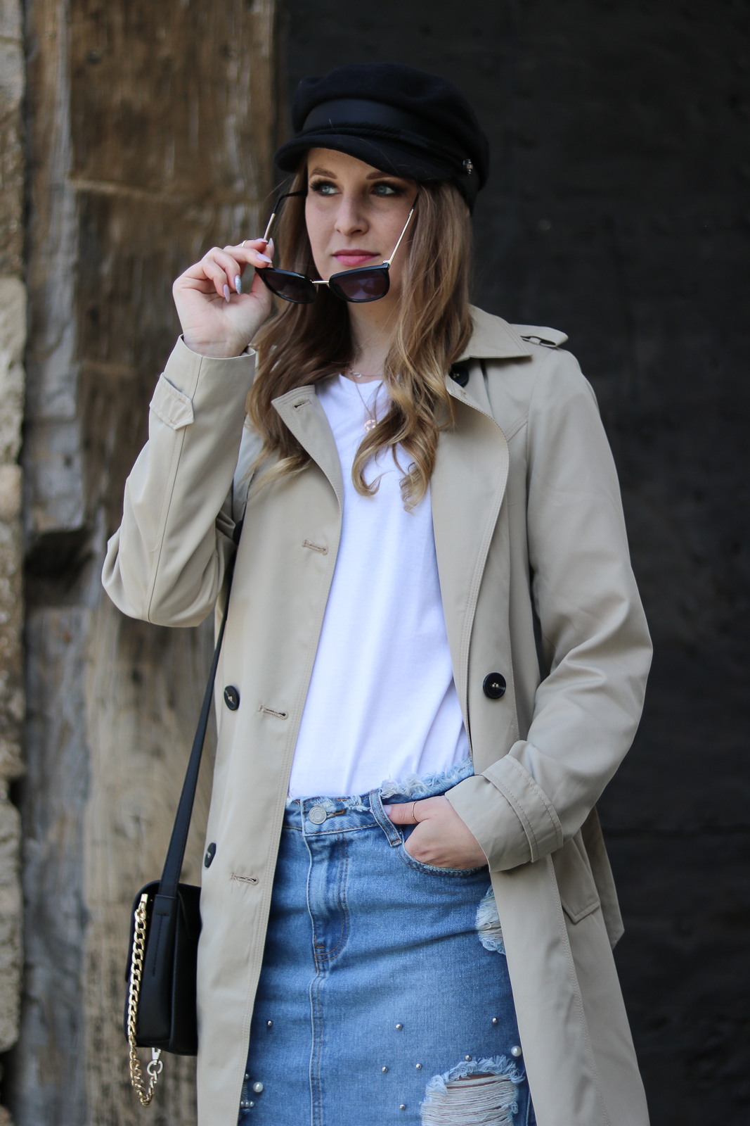 Der Trenchcoat - Zeitlose Modeklassiker - Trenchcoat und Baker Boy Hat kombinieren - Parisian Chic - Frühlings Kombination - frühlingshafte Outfit Kombination mit Jeansrock, weißem Shirt, Baker Boy Hat und Trenchcoat - Modetipps - Kombinationsmöglichkeiten - Fashionladyloves by Tamara Wagner - Fashion Blog - Mode Blog aus Graz Österreich 