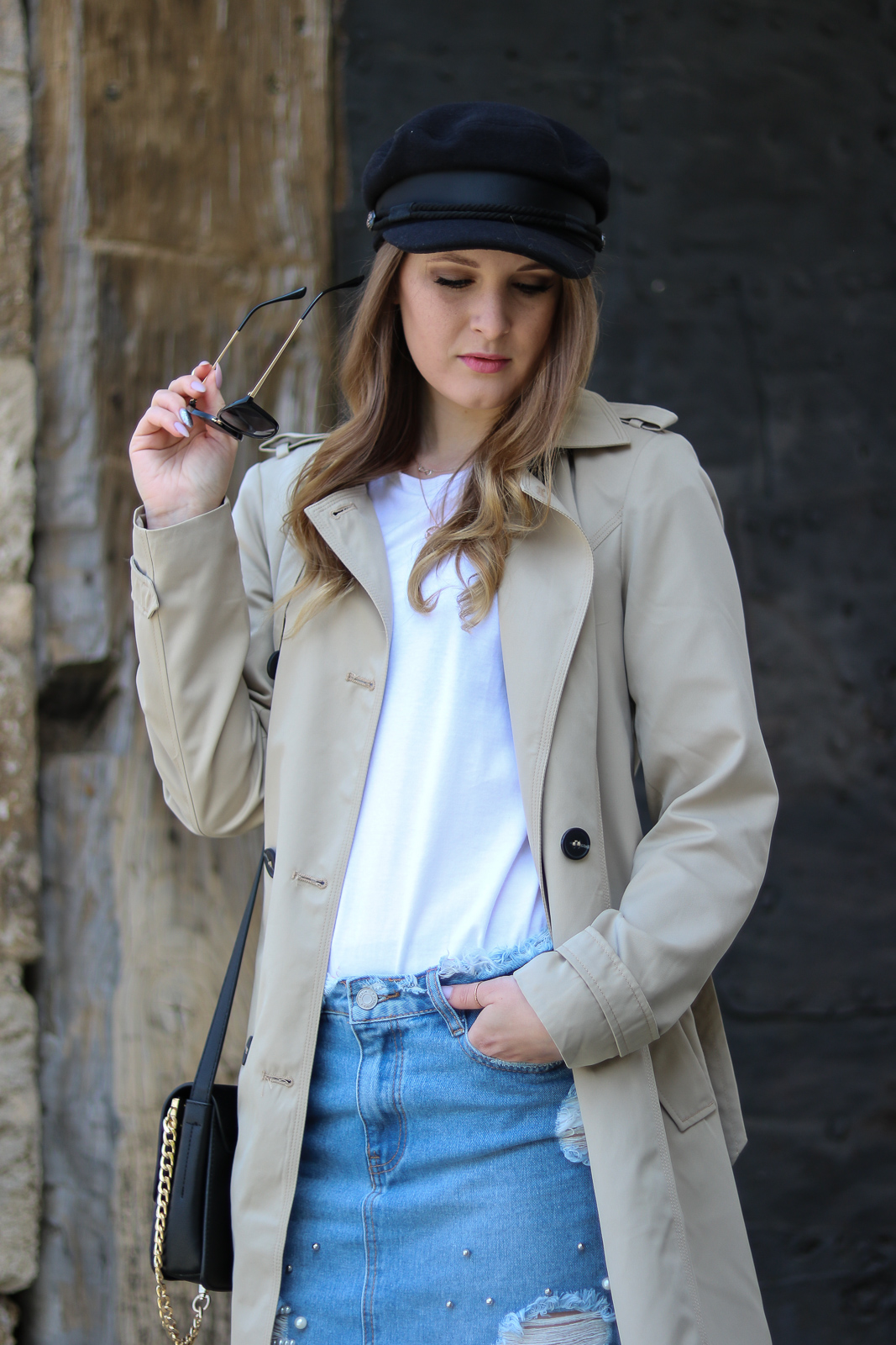 Der Trenchcoat - Zeitlose Modeklassiker - Trenchcoat und Baker Boy Hat kombinieren - Parisian Chic - Frühlings Kombination - frühlingshafte Outfit Kombination mit Jeansrock, weißem Shirt, Baker Boy Hat und Trenchcoat - Modetipps - Kombinationsmöglichkeiten - Fashionladyloves by Tamara Wagner - Fashion Blog - Mode Blog aus Graz Österreich 