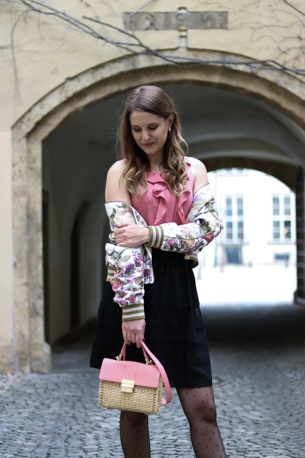 Frühlingsoutfit - schwarzer Rock und Bomberjacke - Frühlingslook - Outfit für den Frühling - Bomberjacke frühlingshaft kombinieren - Outfit mit geblümter Bomberjacke - Korbtasche - schwarzen Rock und Rüschenbluse - Fashionladylovs by Tamara Wagner - Fashion Blog - Mode Blog aus Graz Österreich 