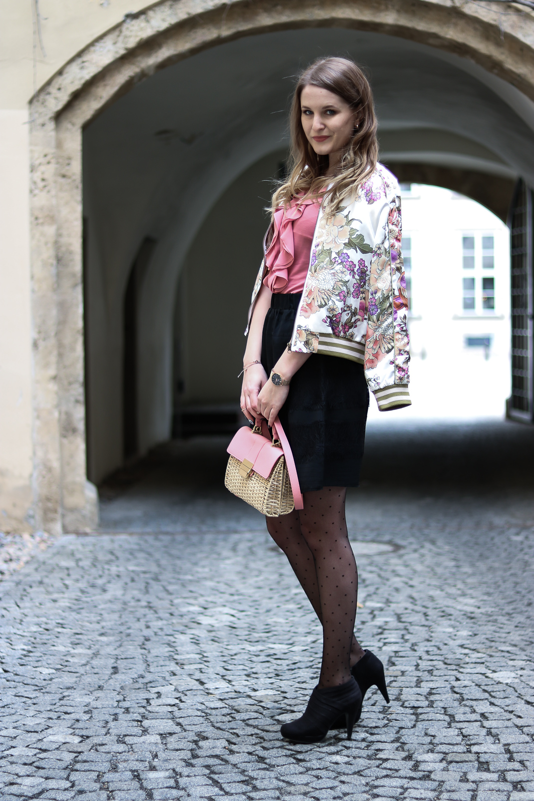 Frühlingsoutfit - schwarzer Rock und Bomberjacke - Frühlingslook - Outfit für den Frühling - Bomberjacke frühlingshaft kombinieren - Outfit mit geblümter Bomberjacke - Korbtasche - schwarzen Rock und Rüschenbluse - Fashionladylovs by Tamara Wagner - Fashion Blog - Mode Blog aus Graz Österreich 