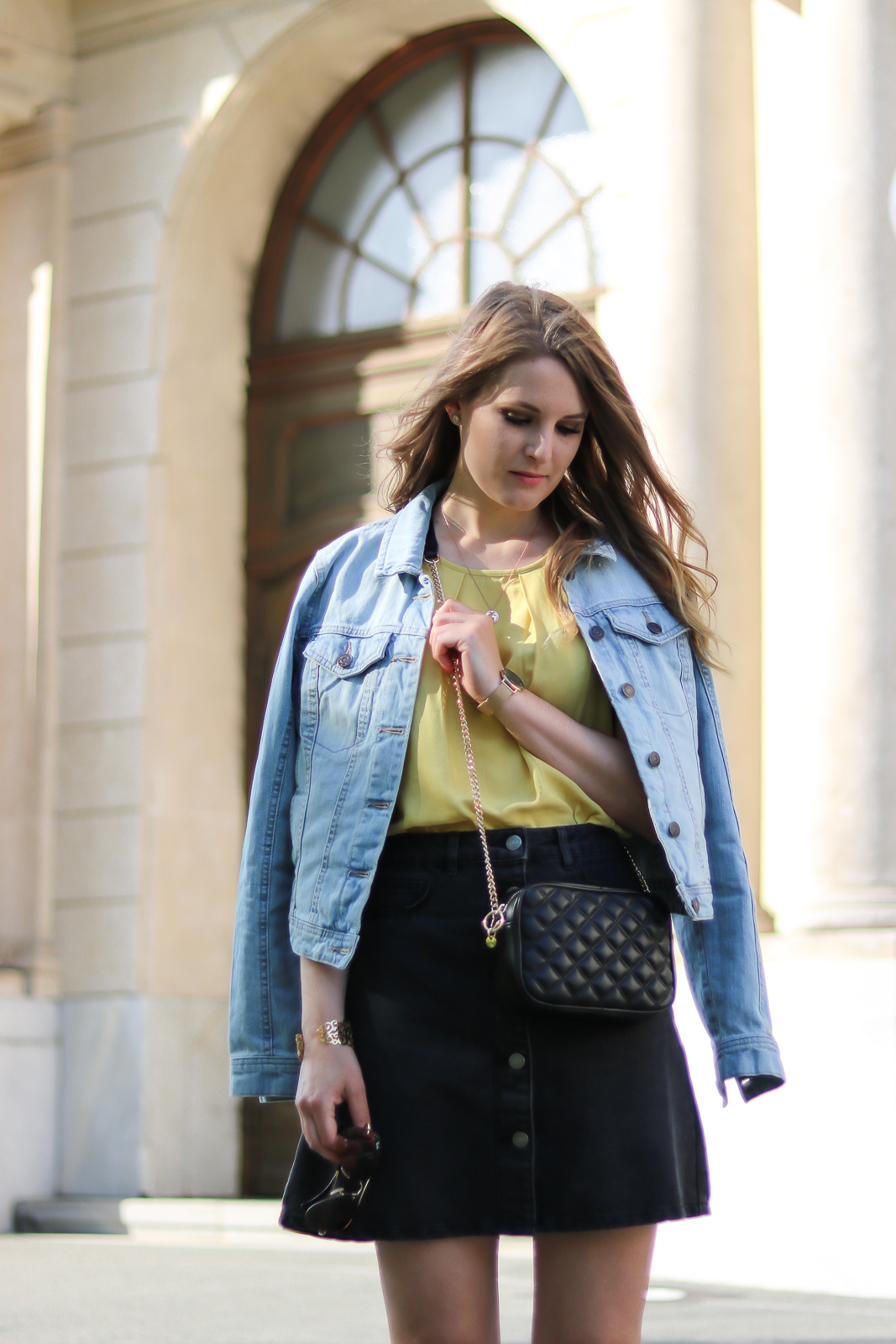 Trendfarbe Gelb - hol dir die Sonne in den Kleiderschrank - Gelb kombinieren - Grauen Rock-gelbe Bluse und Jeansjacke kombinieren - Gelbe Outfit Kombination - Gelbe Kleidungsstücke - Trendfarbe des Sommers -Fashionladyloves by Tamara Wagner - Fashion Blog - Modeblog aus Graz Österreich