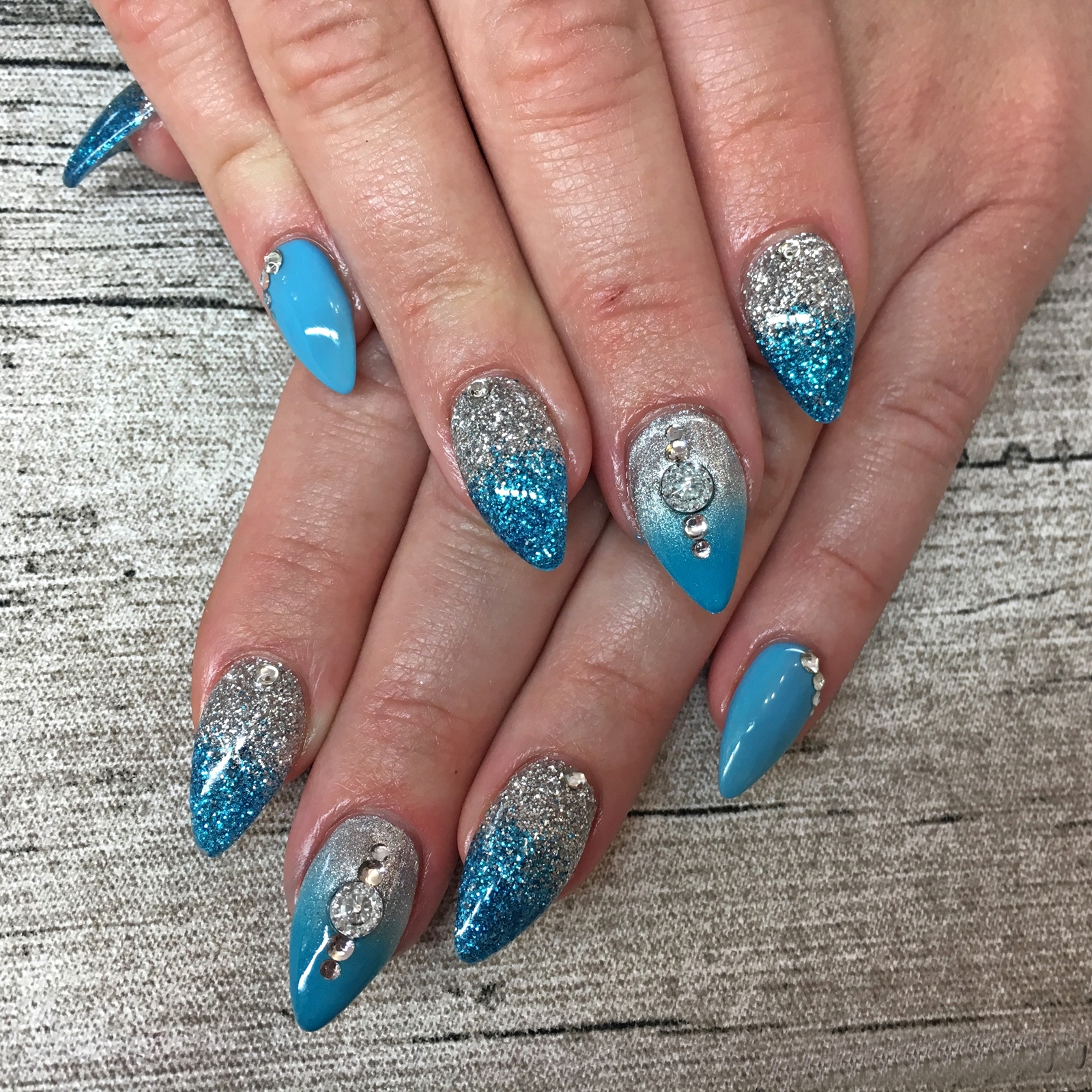 Nail Art Inspiration Spring Summer - Nageldesign für den Sommer - Nageldesign mit Glitzer und Nail Overlay - Nägel auffällig gestalten - Fashionladyloves by Tamara Wagner