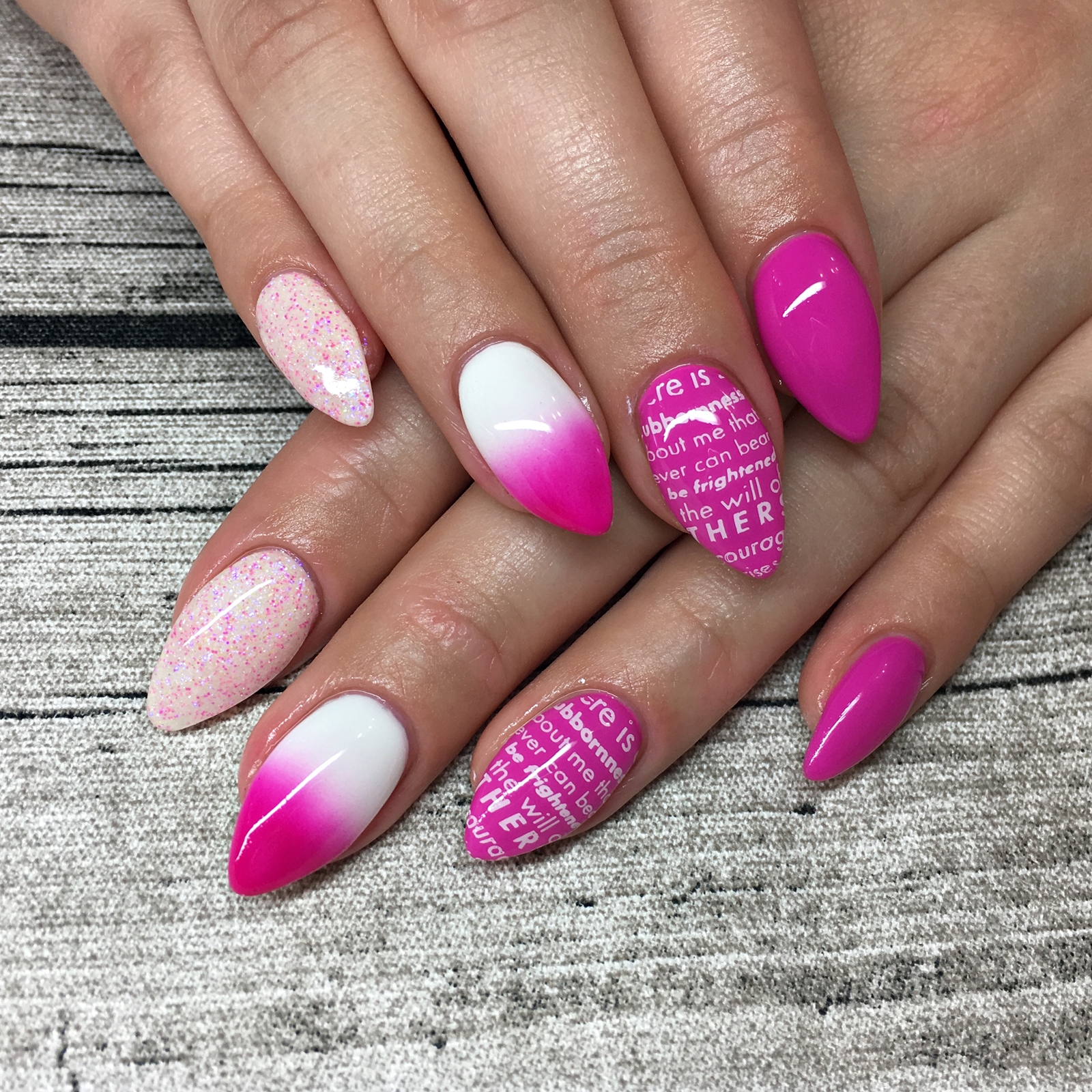 Nail Art Inspiration Spring Summer - Nageldesign für den Sommer - Nageldesign mit Pink und Schrift Stamping - Nägel auffällig gestalten - Fashionladyloves by Tamara Wagner