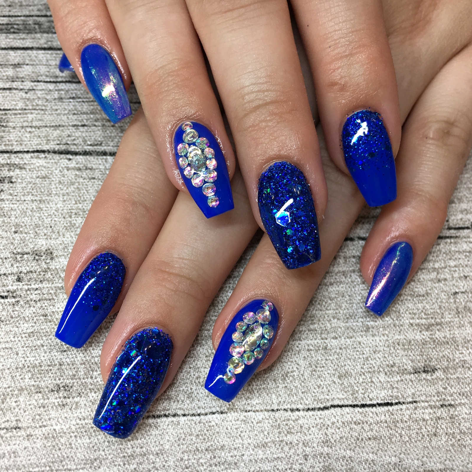 Nail Art Inspiration Spring Summer - Nageldesign für den Sommer - Nageldesign mit blauen Glitzer und Strasssteinchen - Nägel auffällig gestalten - Fashionladyloves by Tamara Wagner