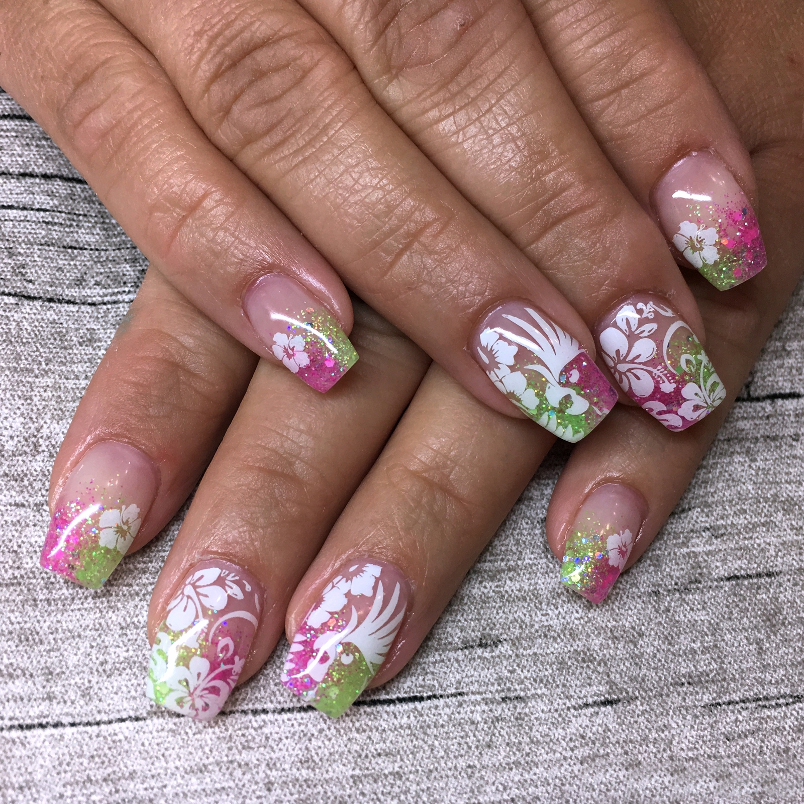 Nail Art Inspiration Spring Summer - Nageldesign für den Sommer - Nageldesign mit buntem Glitzer und Stamping - Nägel auffällig gestalten - Fashionladyloves by Tamara Wagner