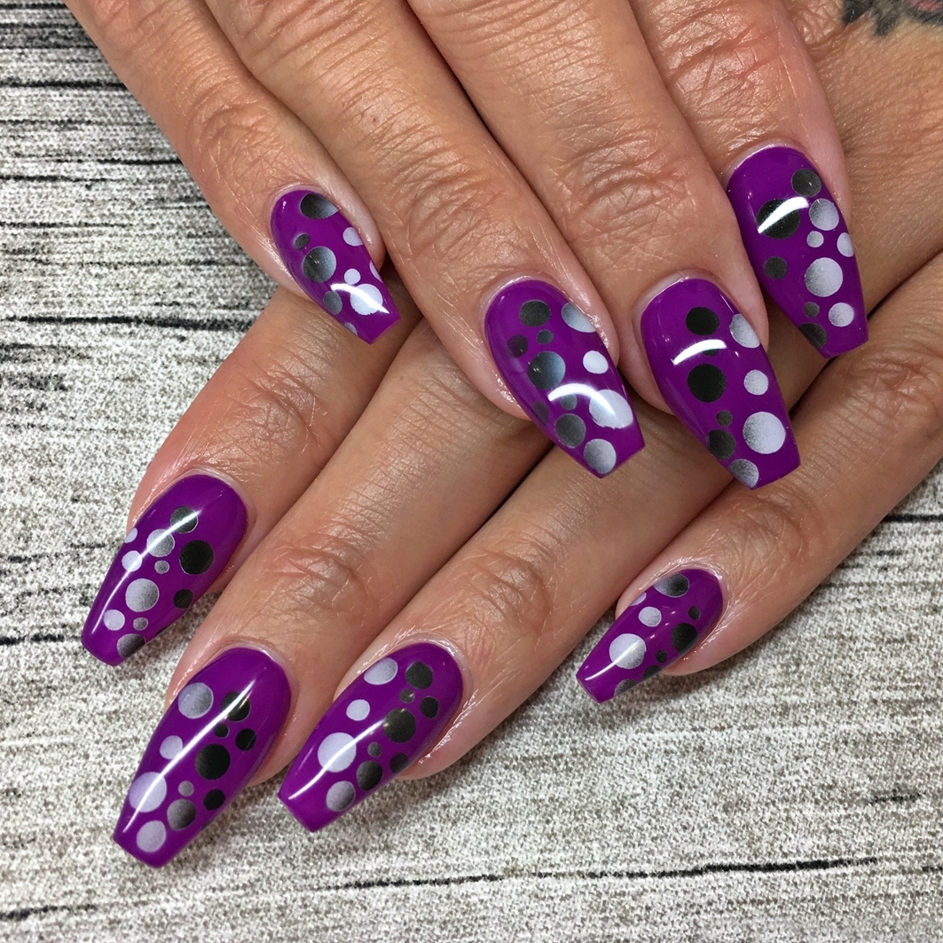 Nail Art Inspiration Spring Summer - Nageldesign für den Sommer - Nageldesign mit der Trendfarbe des Jahres Ultra Violet - Nägel auffällig gestalten - Fashionladyloves by Tamara Wagner