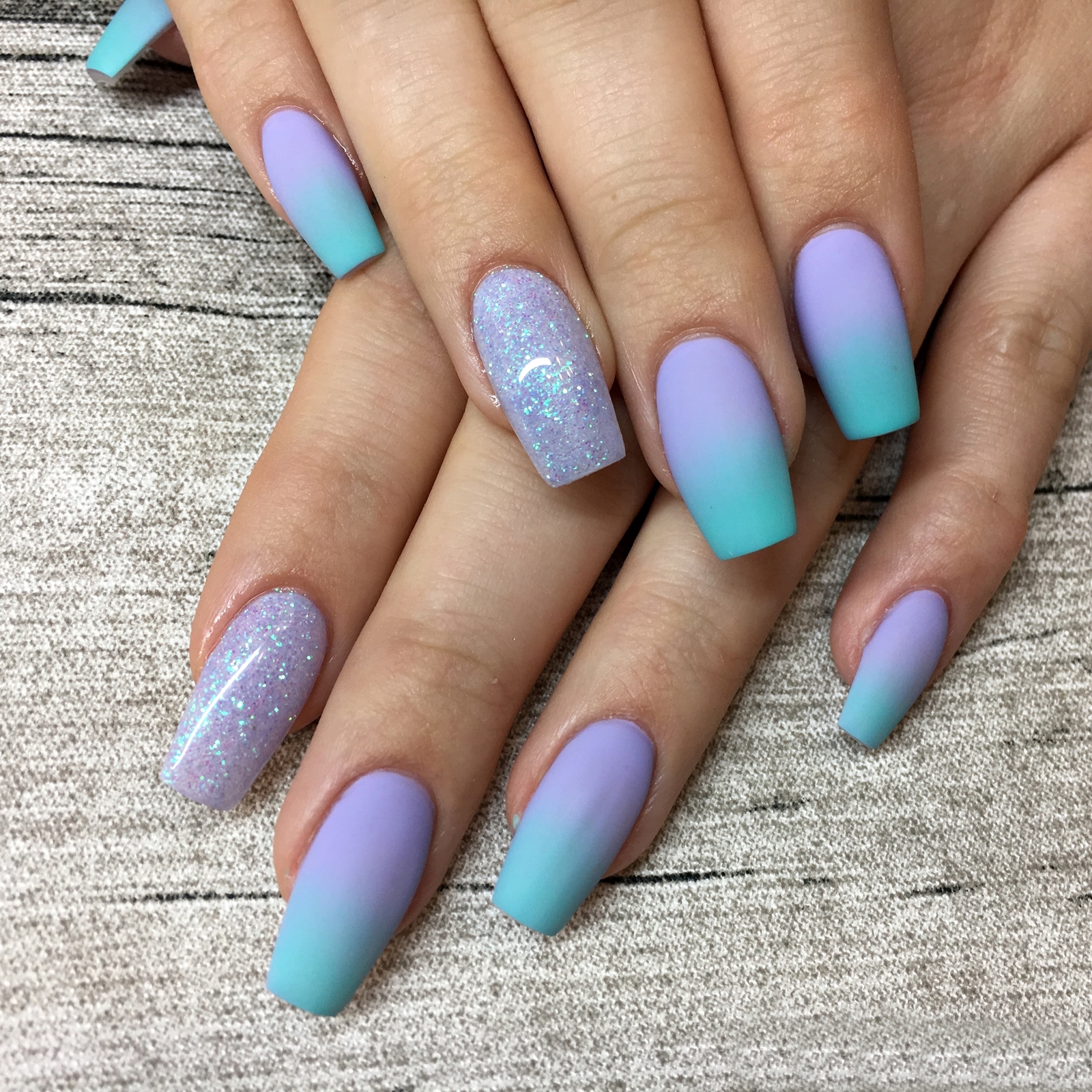 Nail Art Inspiration Spring Summer - Nageldesign für den Sommer - Nageldesign mit pastell Farben und Aibrush Verlauf - Nägel auffällig gestalten - Fashionladyloves by Tamara Wagner